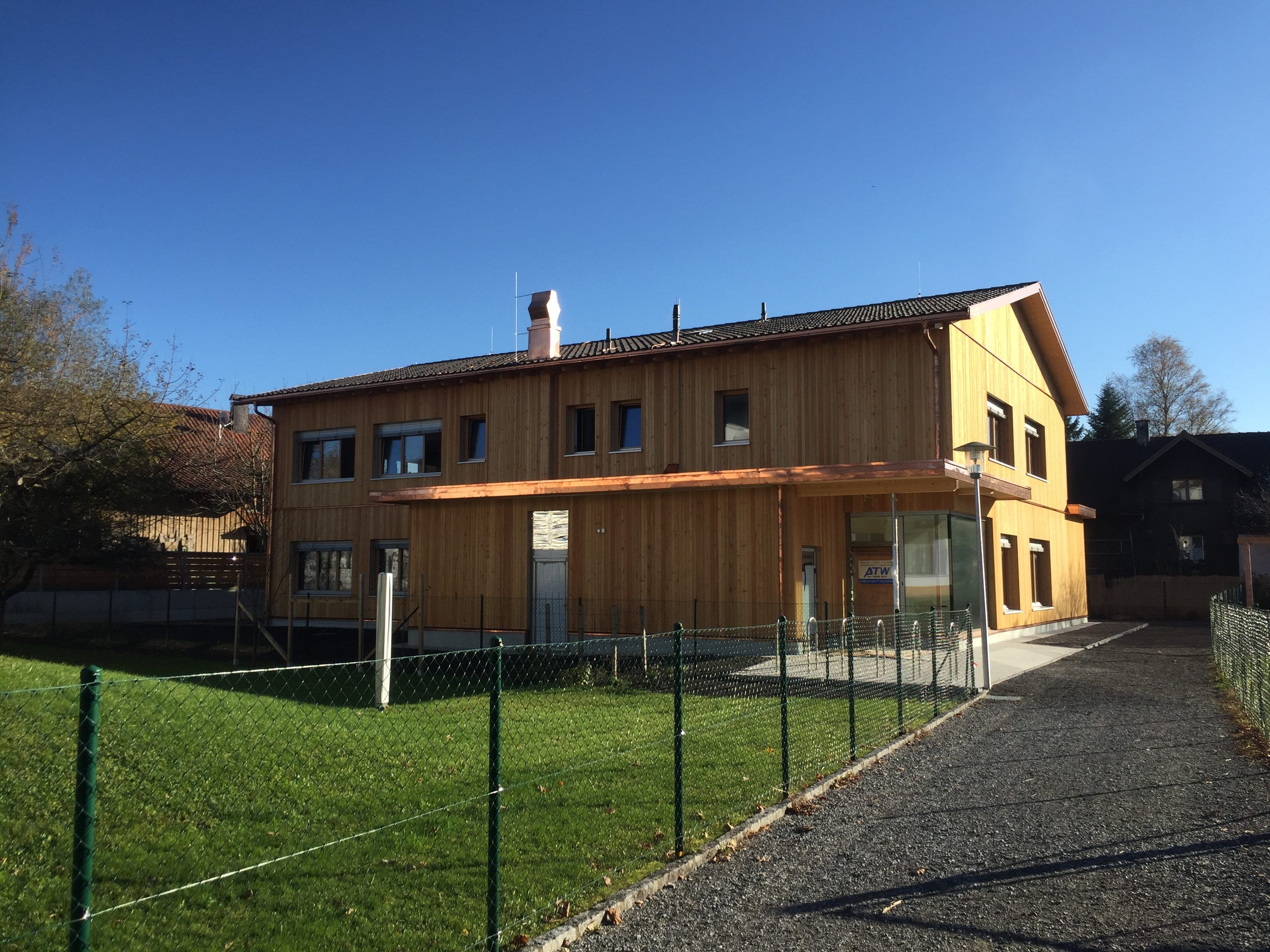 In unmittelbarer Nähe von Volksschule und Kindergarten wird die neue Kleinkinderbetreuung der Gemeinde Meiningen eingerichtet. In unmittelbarer Nähe von Volksschule und Kindergarten wird die neue Kleinkinderbetreuung der Gemeinde Meiningen eingerichtet.