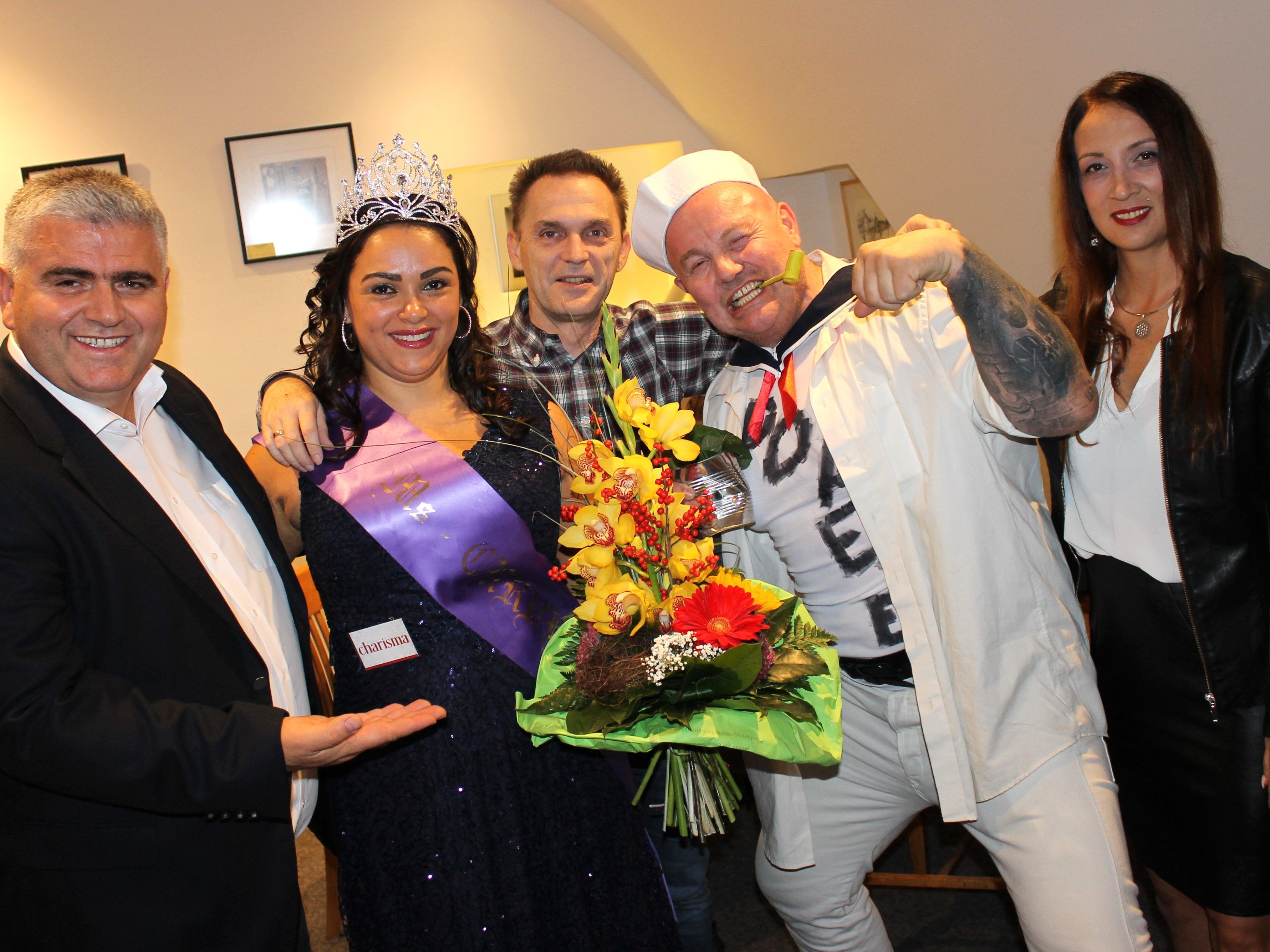 Ristorante Chef Antonio überreichte der neuen Ms Curves Lima Darling im neuen Kellergewölbe einen Blumenstrauß zur gewonnen Wahl. Ristorante Chef Antonio überreichte der neuen Ms Curves Lima Darling im neuen Kellergewölbe einen Blumenstrauß zur gewonnen Wahl.