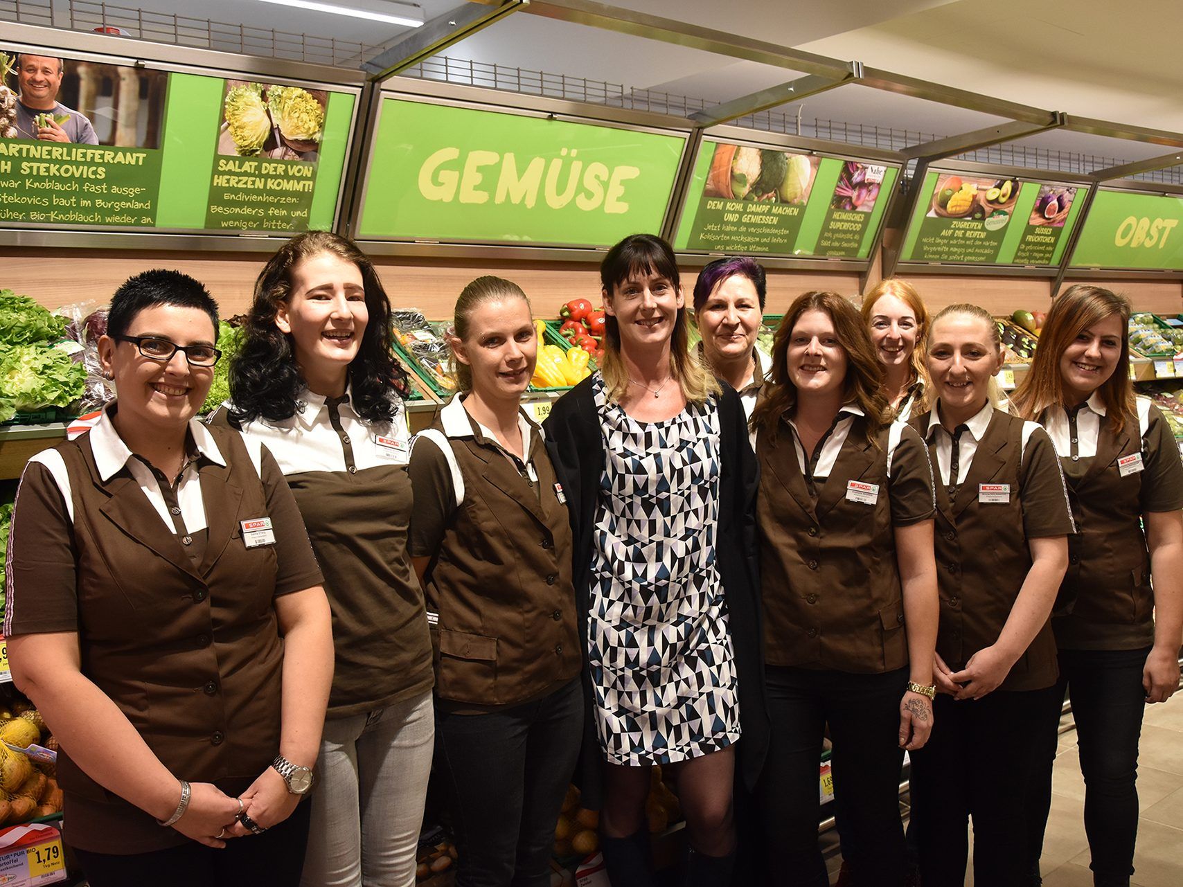 SPAR-Kauffrau Elisabeth Jäger (Mitte) und ihr Team begrüßen ihre Kunden in ihrem neu gestalteten Geschäft SPAR-Kauffrau Elisabeth Jäger (Mitte) und ihr Team begrüßen ihre Kunden in ihrem neu gestalteten Geschäft