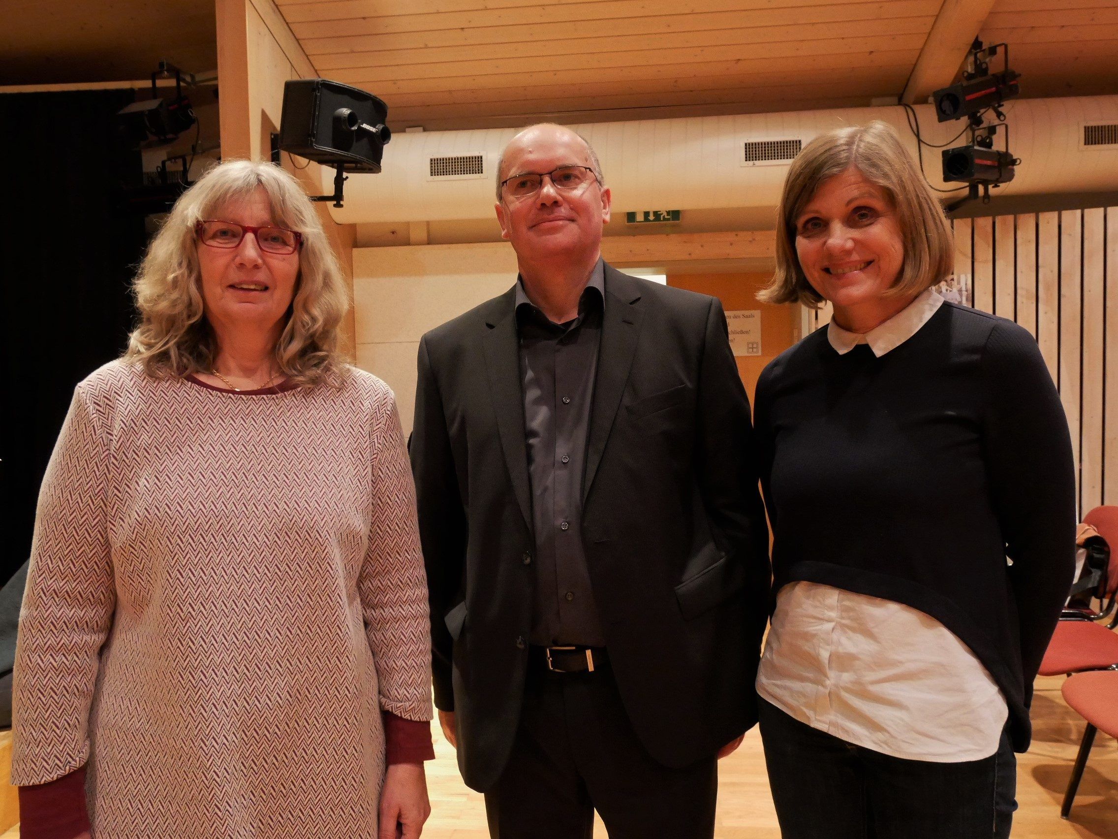 Stadträtin Marlene Thalhammer, Stadtbibliothekar Hans Gruber (Hauptreferent) und Vizebürgermeisterin Barbara Schöbi-Fink feierten mit Interessierten das zweite erfolgreiche Jahr von "Naturvielfalt leben". Stadträtin Marlene Thalhammer, Stadtbibliothekar Hans Gruber (Hauptreferent) und Vizebürgermeisterin Barbara Schöbi-Fink feierten mit Interessierten das zweite erfolgreiche Jahr von "Naturvielfalt leben".
