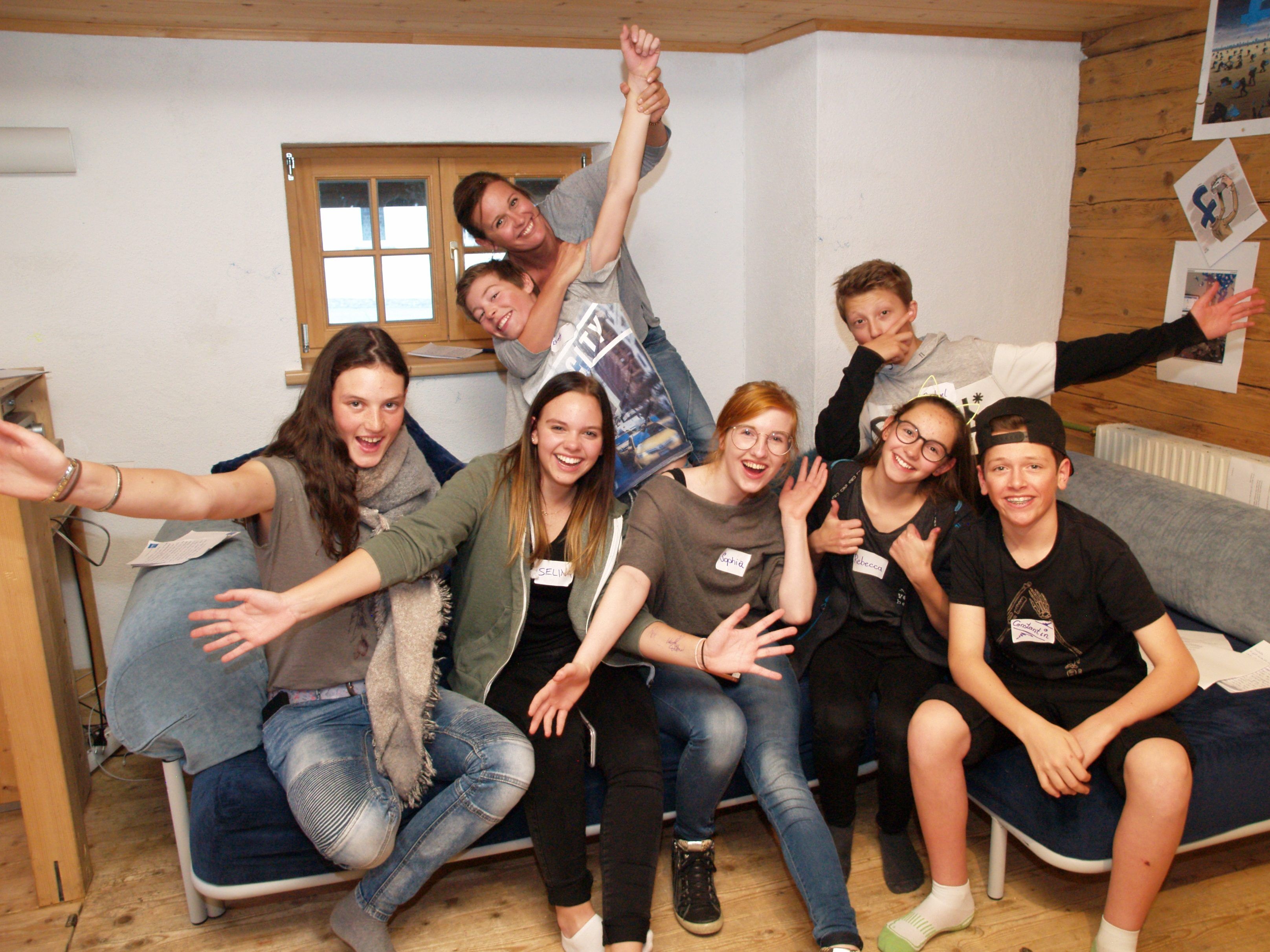 Jungschar-Leiterin Marlene Widerin und Workshop-Leiterin Sophia Juen mit einigen JugendlichenteilnehmerInnen.