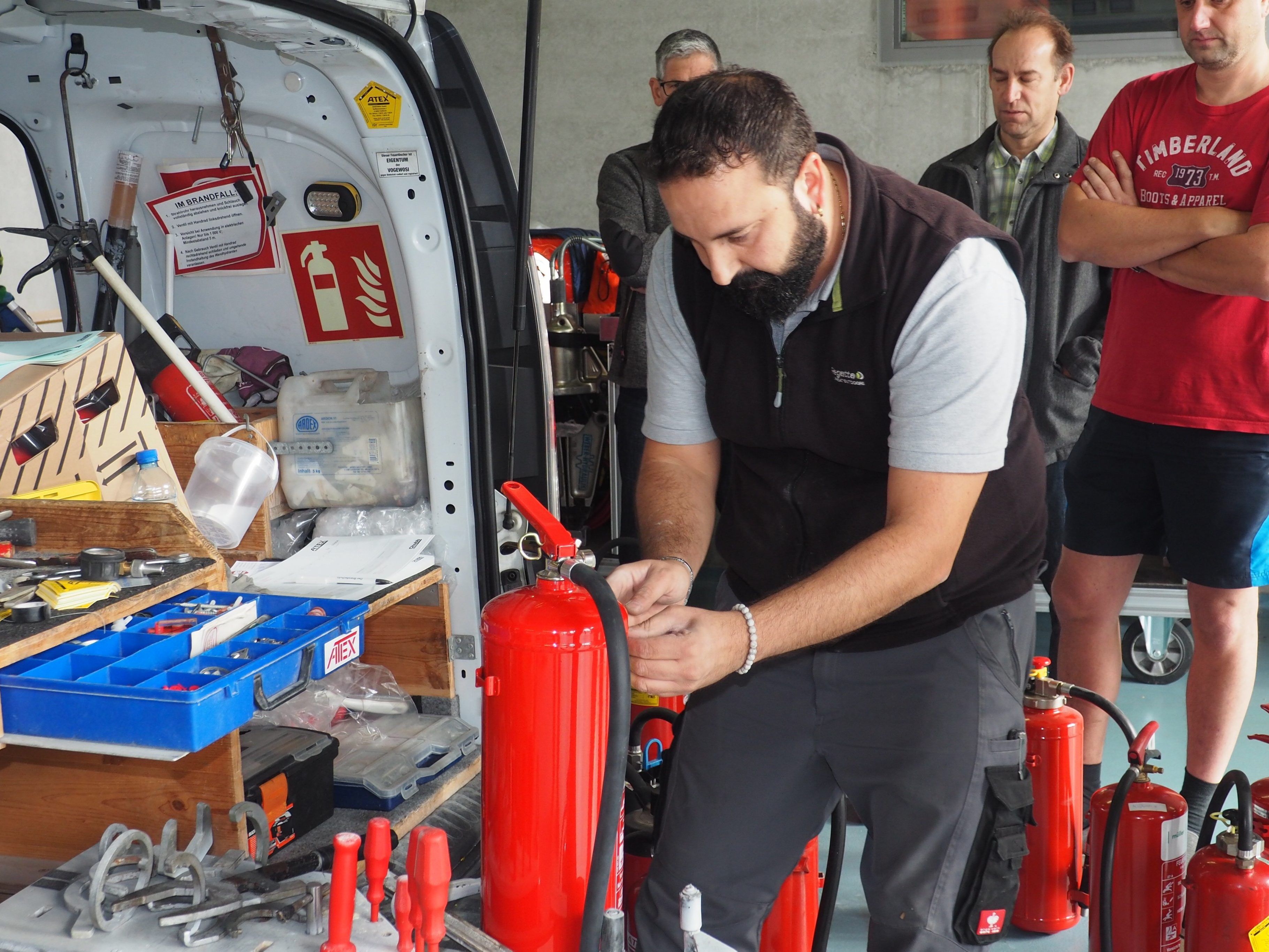 Feuerlöscher müssen alle zwei Jahre überprüft werden. Feuerlöscher müssen alle zwei Jahre überprüft werden.
