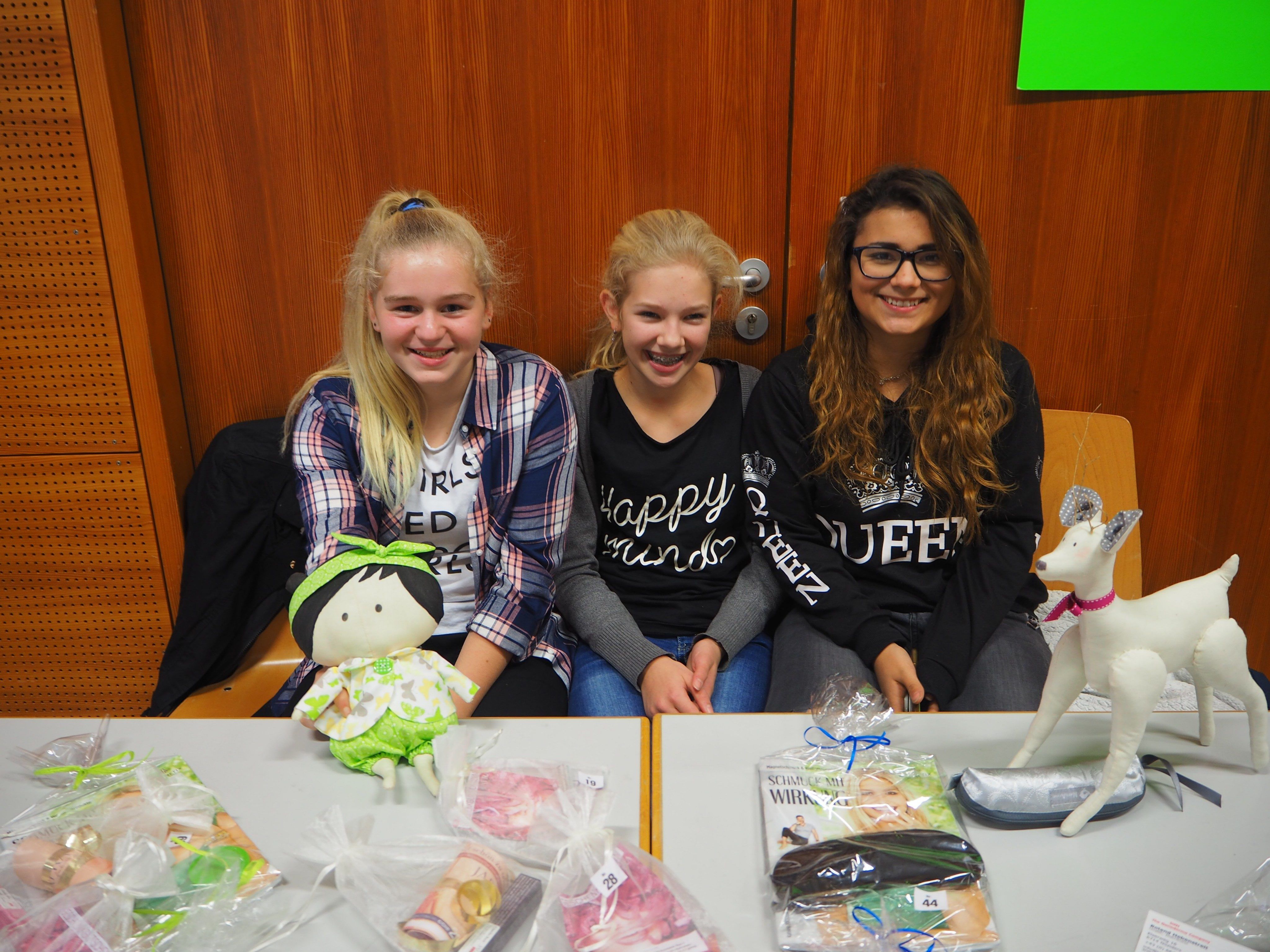 Luisa Elena und Victoria beim Lösleverkauf für die Tombola Luisa Elena und Victoria beim Lösleverkauf für die Tombola