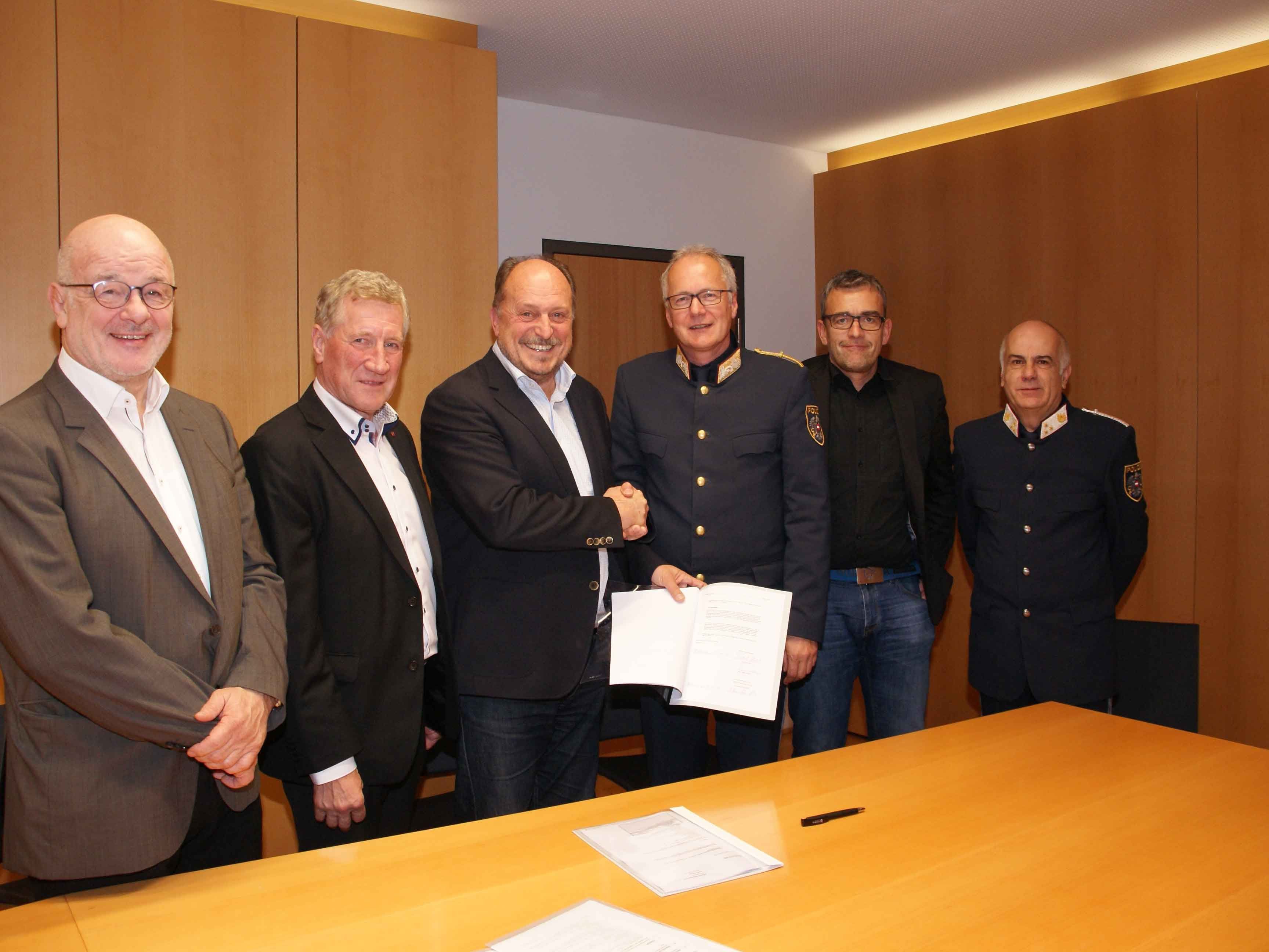 Die Anwesenden freuen sich über die Modernisierung des Polizeipostens in der ehemaligen Postfiliale- v.l.n.r.: GR Dietmar Jeglic,  Landesrat Erich Schwärzler, BGM Karl Hehle, Landespolizeidirektor Hans-Peter Ludescher, Gemeindesekretär Jürgen Schluderbacher,  Polizei Chefinspektor Karl Raudnicky