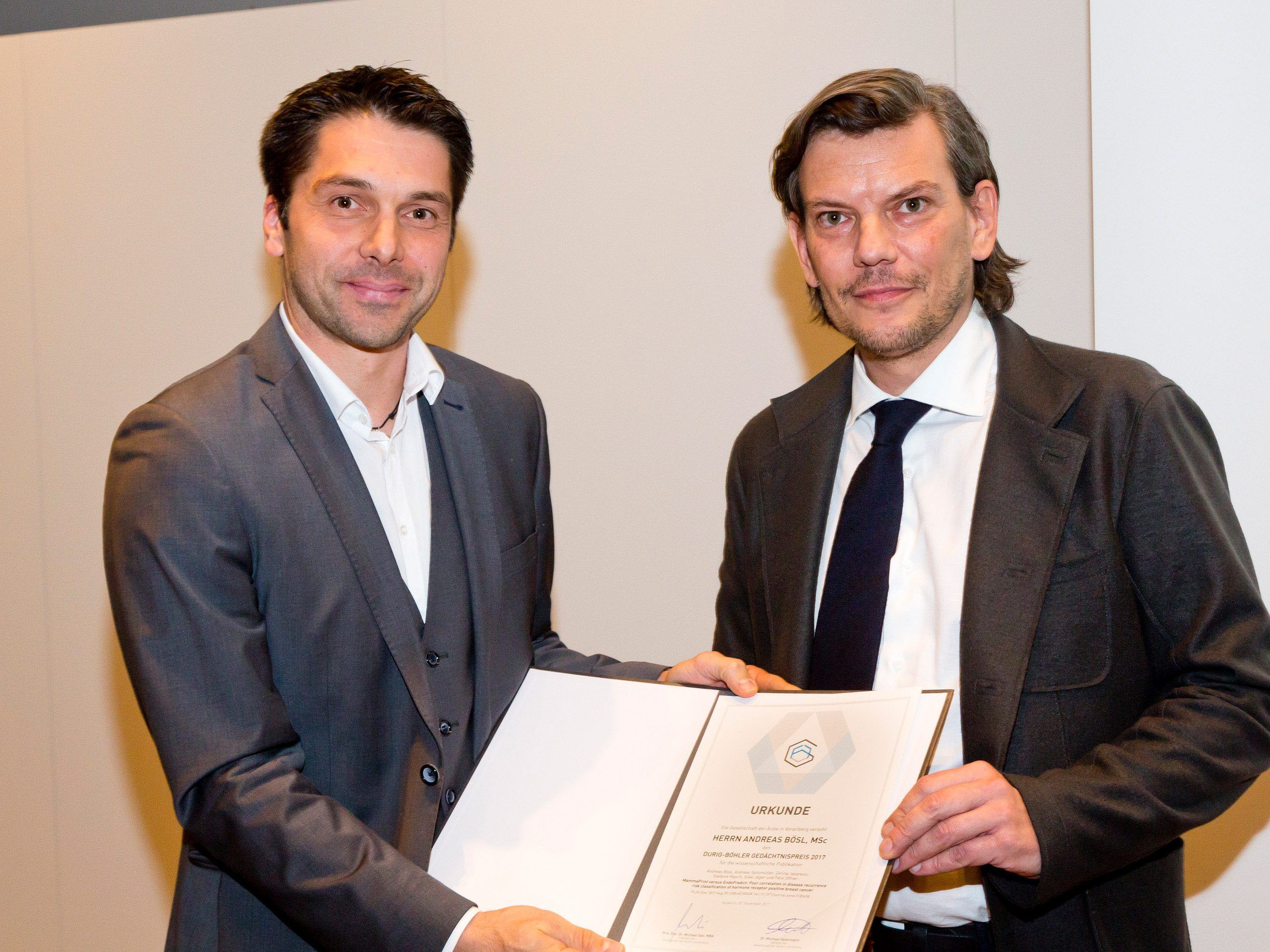(von li nach re: Andreas Bösl, MSc und OA Priv. Doz. Dr. Osti, MBA): Der Durig-Böhler-Gedächtnispreis 2017 ging an Andreas Bösl, MSc, vom Institut für Pathologie am Landeskrankenhaus Feldkirch: OA Priv. Doz. Dr. Osti, MBA Präsident der Gesellschaft der Ärzte in Vorarlberg überreichte den Preis. Diese renommierte Auszeichnung für innovative Forschung in der Medizin erhielt er aufgrund seiner erfolgreichen vergleichenden Arbeit rund um die Diagnostik von Tumorerkrankungen auf molekularer Ebene. (von li nach re: Andreas Bösl, MSc und OA Priv. Doz. Dr. Osti, MBA): Der Durig-Böhler-Gedächtnispreis 2017 ging an Andreas Bösl, MSc, vom Institut für Pathologie am Landeskrankenhaus Feldkirch: OA Priv. Doz. Dr. Osti, MBA Präsident der Gesellschaft der Ärzte in Vorarlberg überreichte den Preis. Diese renommierte Auszeichnung für innovative Forschung in der Medizin erhielt er aufgrund seiner erfolgreichen vergleichenden Arbeit rund um die Diagnostik von Tumorerkrankungen auf molekularer Ebene.
