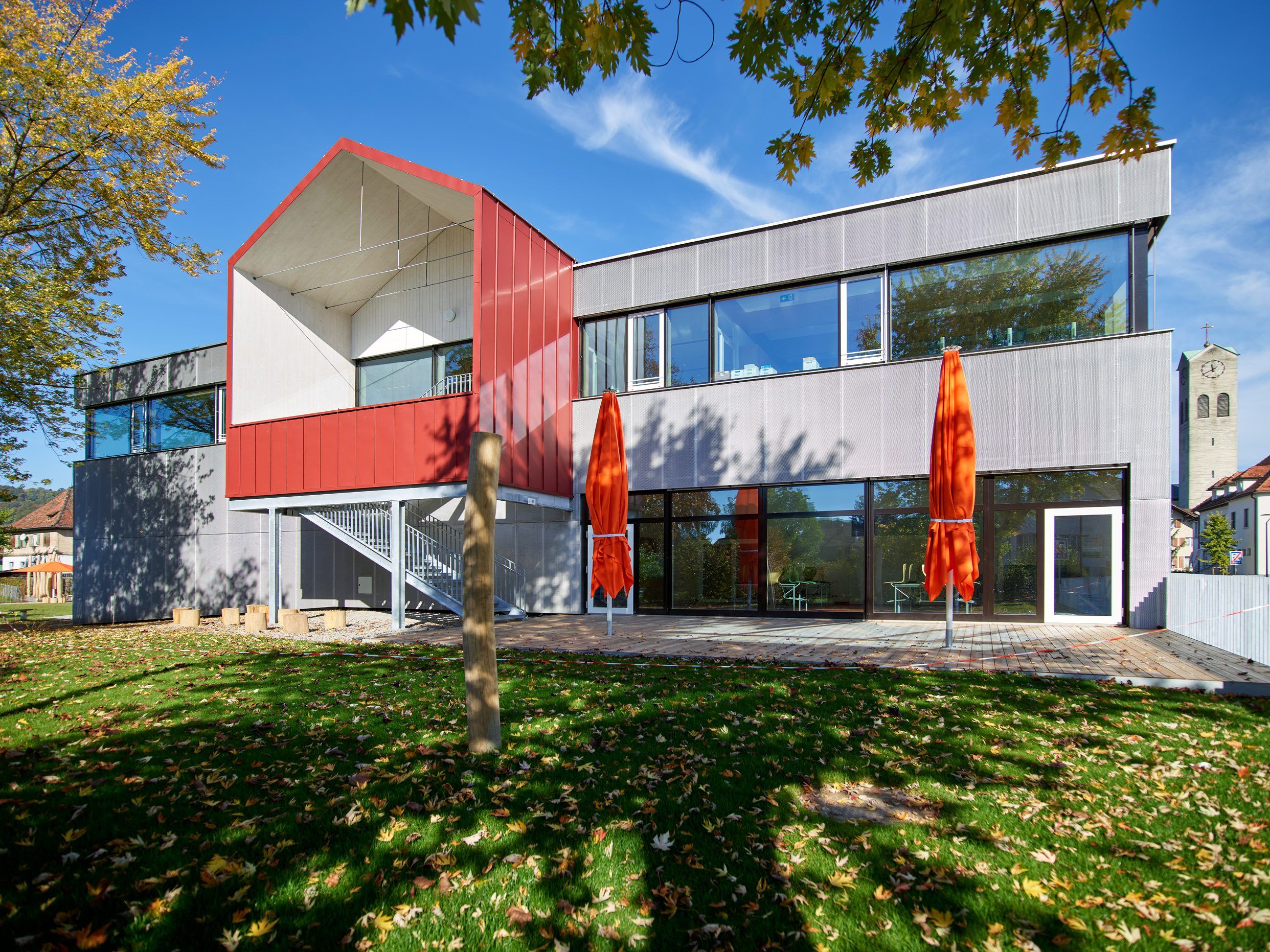 Ein Quartier macht Schule: Mit dem erweiterten Schulhaus, dem Schulgarten mit Spielwiese und der Begegnungszone hat das Rheindorf eine gestärkte Mitte bekommen, von der Kinder wie Erwachsene profitieren.