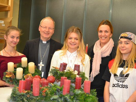 Verena, Bischof Benno Elbs, Tamara, Fachbereichsleiterin Karoline Mätzler und Evelyn. Verena, Bischof Benno Elbs, Tamara, Fachbereichsleiterin Karoline Mätzler und Evelyn.