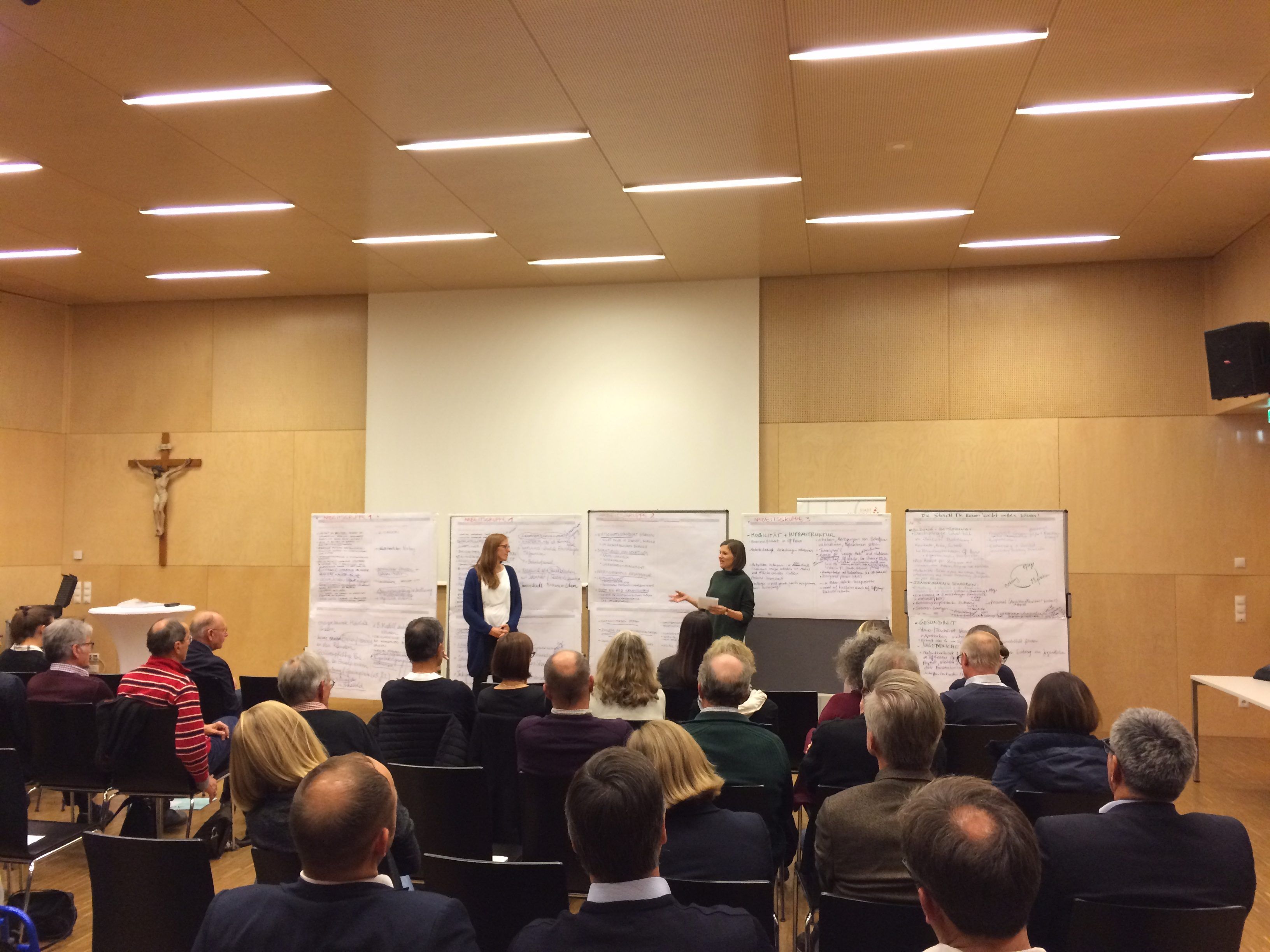 Aufbauend auf den Ergebnissen der Bürgerbefragung wurden am Freitagabend in Arbeitsgruppen konkrete Ziele und Wünsche von Bürgern ausgearbeitet. Aufbauend auf den Ergebnissen der Bürgerbefragung wurden am Freitagabend in Arbeitsgruppen konkrete Ziele und Wünsche von Bürgern ausgearbeitet.