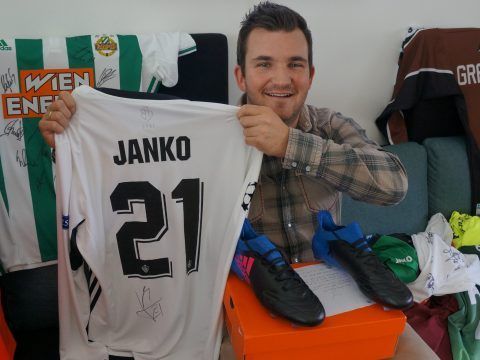 Mario Bonora sammelt Spenden für den Verein Schmetterlinge.