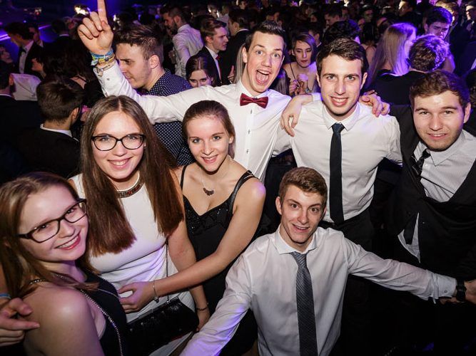 Wer wird in diesem Jahr die Queen und wer der King of Lehrlingsball? Wer wird in diesem Jahr die Queen und wer der King of Lehrlingsball?