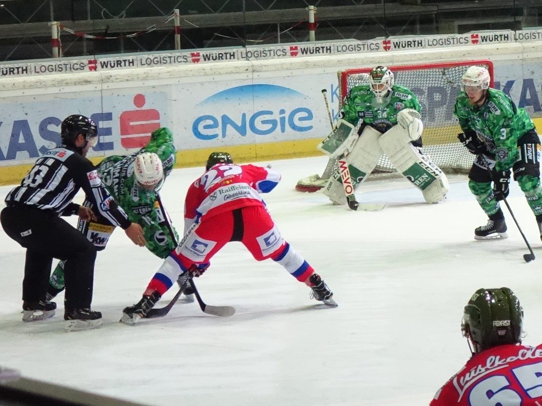 Philipp Pöschmann (beim Bully) erzielte gegen Lustenau zwei Treffer.
