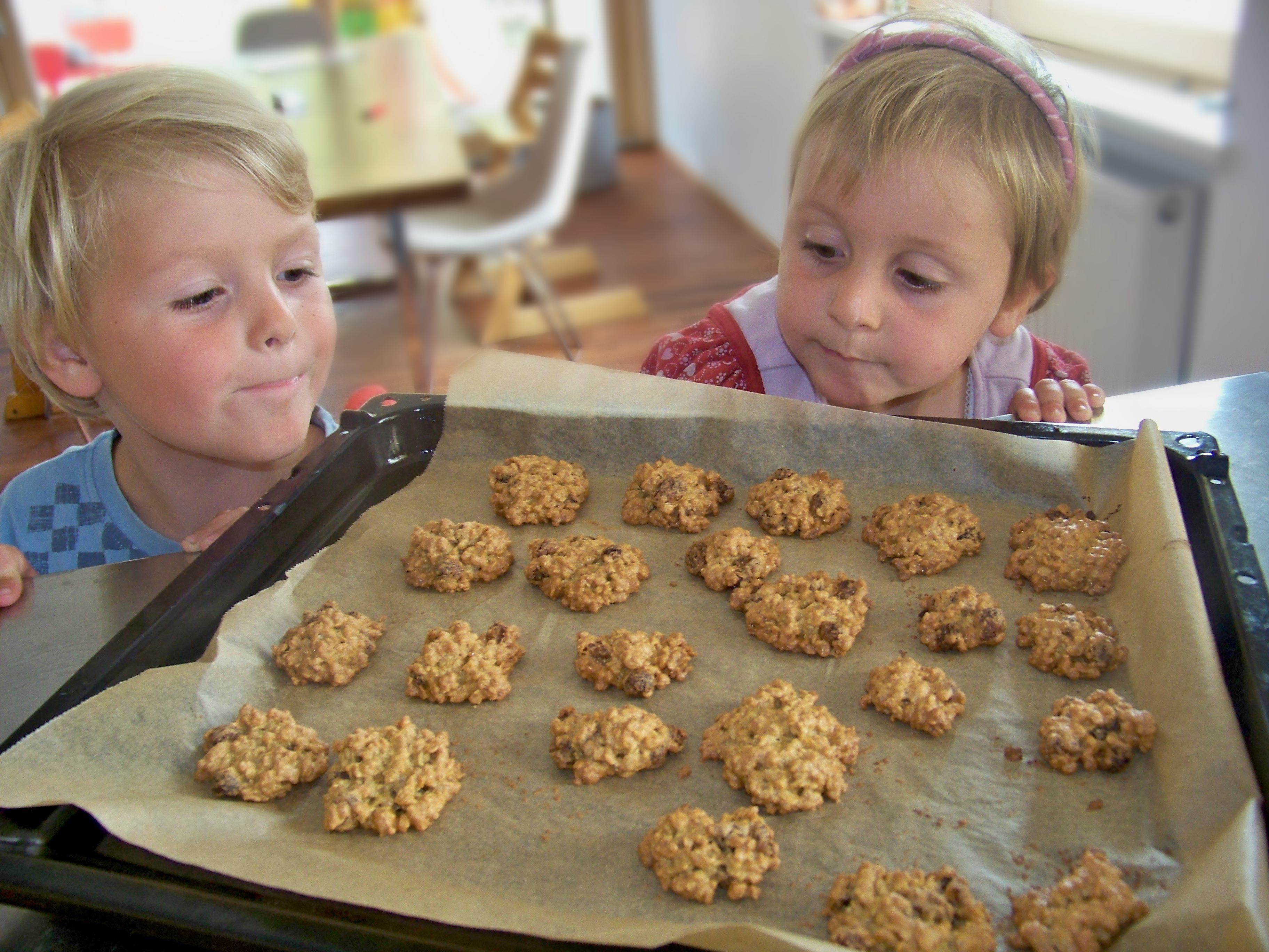 Mit Kindern etwas unternehmen, Keksle backen zum Beispiel – zwei bis drei Stunden wöchentlich reichen, um viel zu bewirken. Mit Kindern etwas unternehmen, Keksle backen zum Beispiel – zwei bis drei Stunden wöchentlich reichen, um viel zu bewirken.