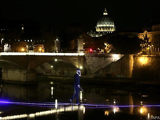 Andrea Loreni beim nächtlichen Spaziergang über den Tiber