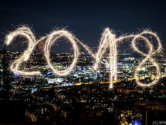 Menschen auf der ganzen Welt begrüßen das neue Jahr