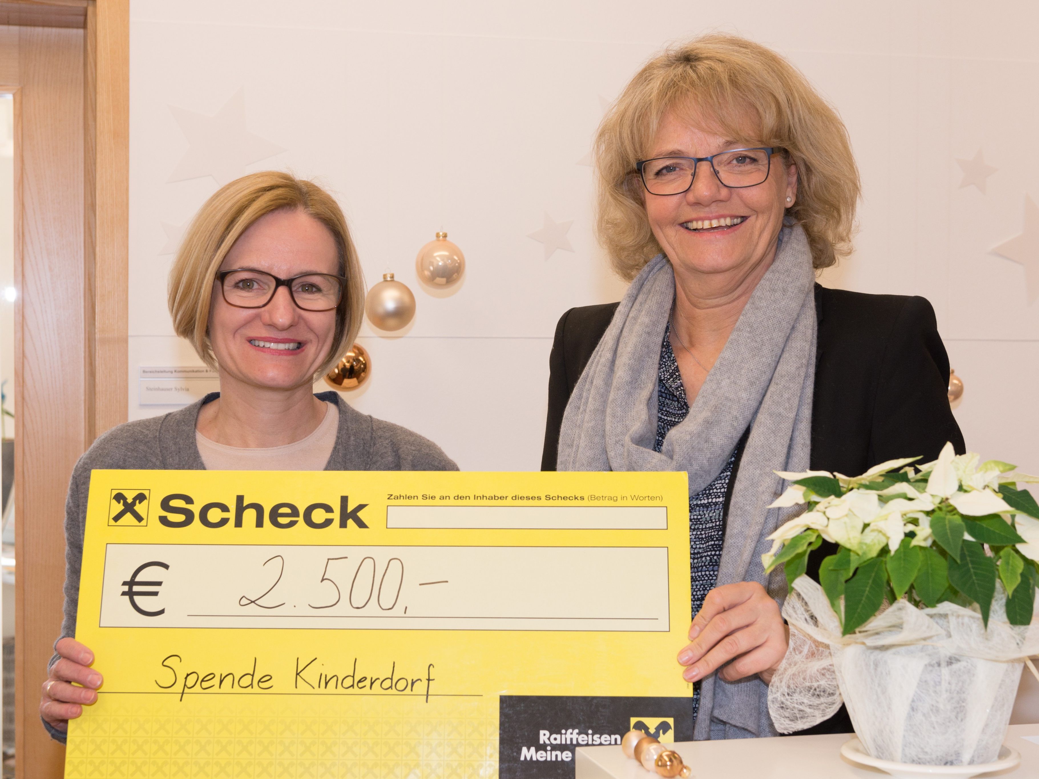 Julia Brunner-Böhler und Sylvia Steinhauser bei der Scheckübergabe im Vorarlberger Kinderdorf. Julia Brunner-Böhler und Sylvia Steinhauser bei der Scheckübergabe im Vorarlberger Kinderdorf.