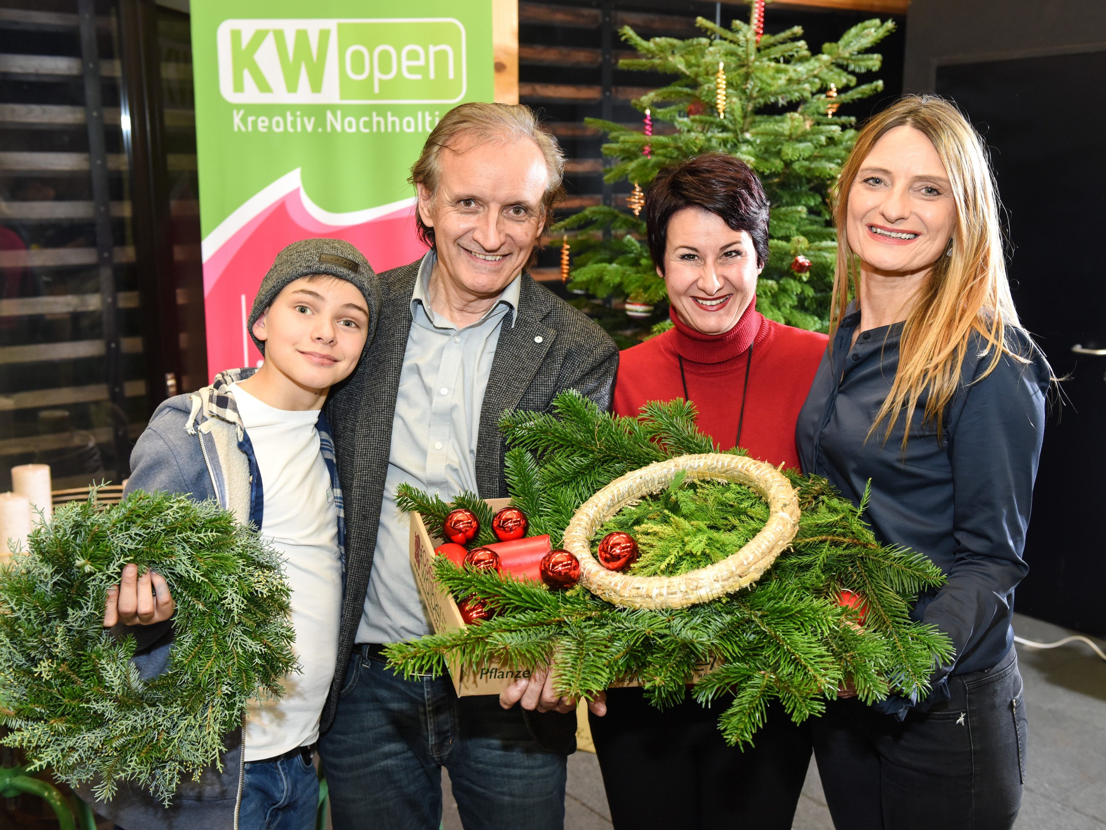 20-Jahr-Jubiläum von KW open: Die beiden Inhaber von KW open, Manfred Janek und Karin Weinhandl, und ihr Sohn Matteo übergaben „Geben für Leben“-Obfrau Susanne Marosch (Mitte) eine Spende von 2300 Euro. 20-Jahr-Jubiläum von KW open: Die beiden Inhaber von KW open, Manfred Janek und Karin Weinhandl, und ihr Sohn Matteo übergaben „Geben für Leben“-Obfrau Susanne Marosch (Mitte) eine Spende von 2300 Euro.