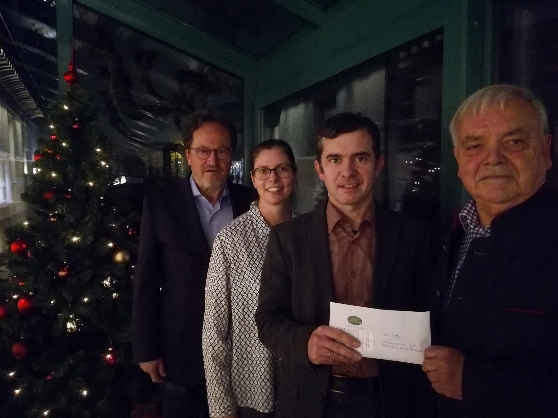 (v.l.) Walter Herbolzheimer vom Hotel „Hoher Freschen“, Vizebürgermeisterin Katharina Wöß-Krall, Bürgermeister Martin Summer und Paul Frick vom der Stammtischrunde