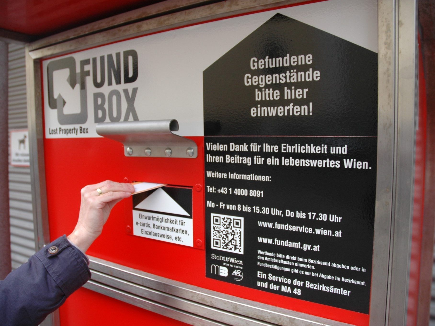 Kleine Funde können anonym in die rote Fundbox eingeworfen werden. Kleine Funde können anonym in die rote Fundbox eingeworfen werden.