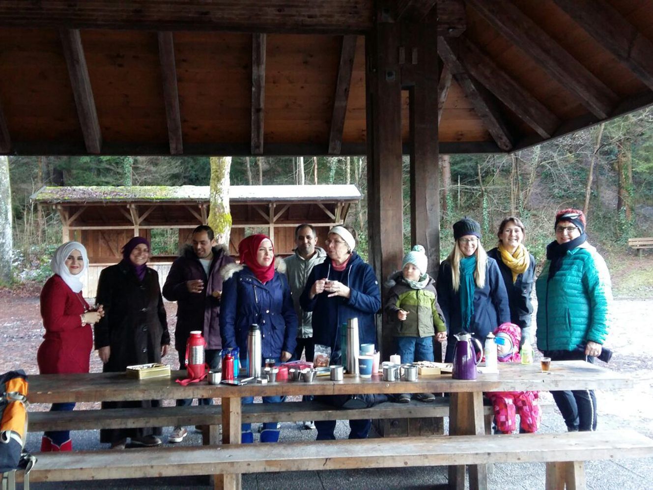 Die Teilnehmerinnen und Teilnehmer des Willkommensspaziergangs beim Schafplatz Rankweil. Die Teilnehmerinnen und Teilnehmer des Willkommensspaziergangs beim Schafplatz Rankweil.