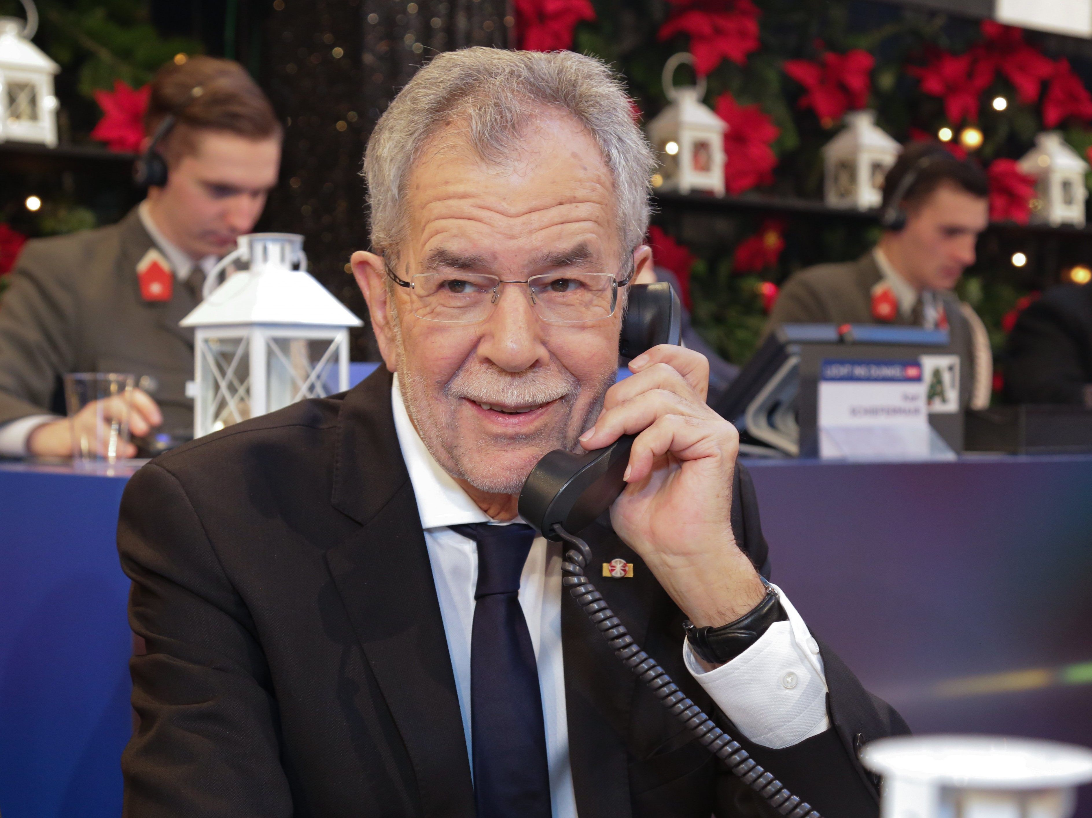 Auch Alexander van der Bellen nahm an der Aktion teil. Auch Alexander van der Bellen nahm an der Aktion teil.