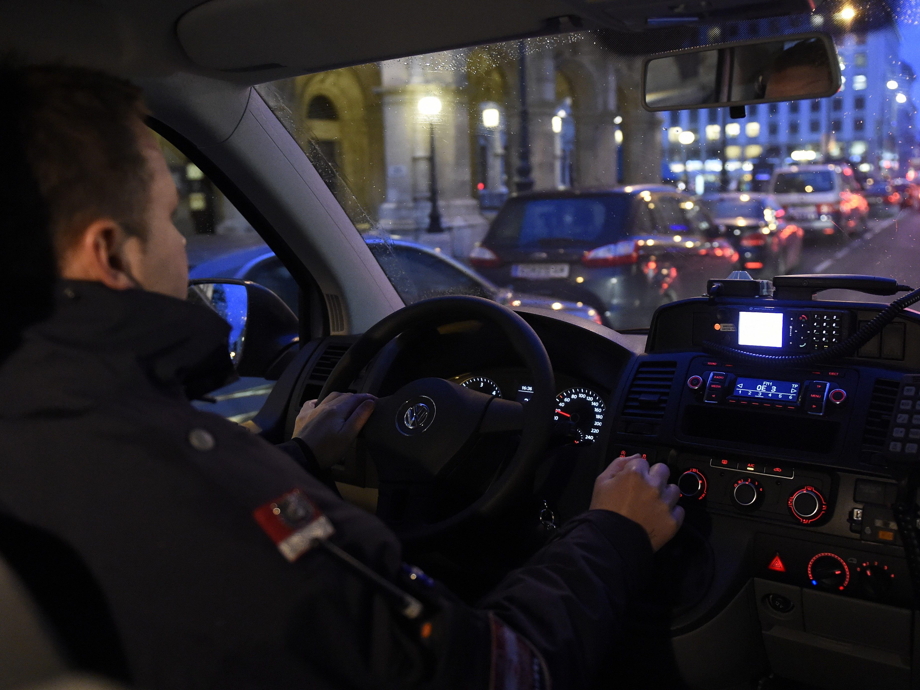 Die Polizei stoppte einen Pkw mit selbst montiertem Blaulicht.