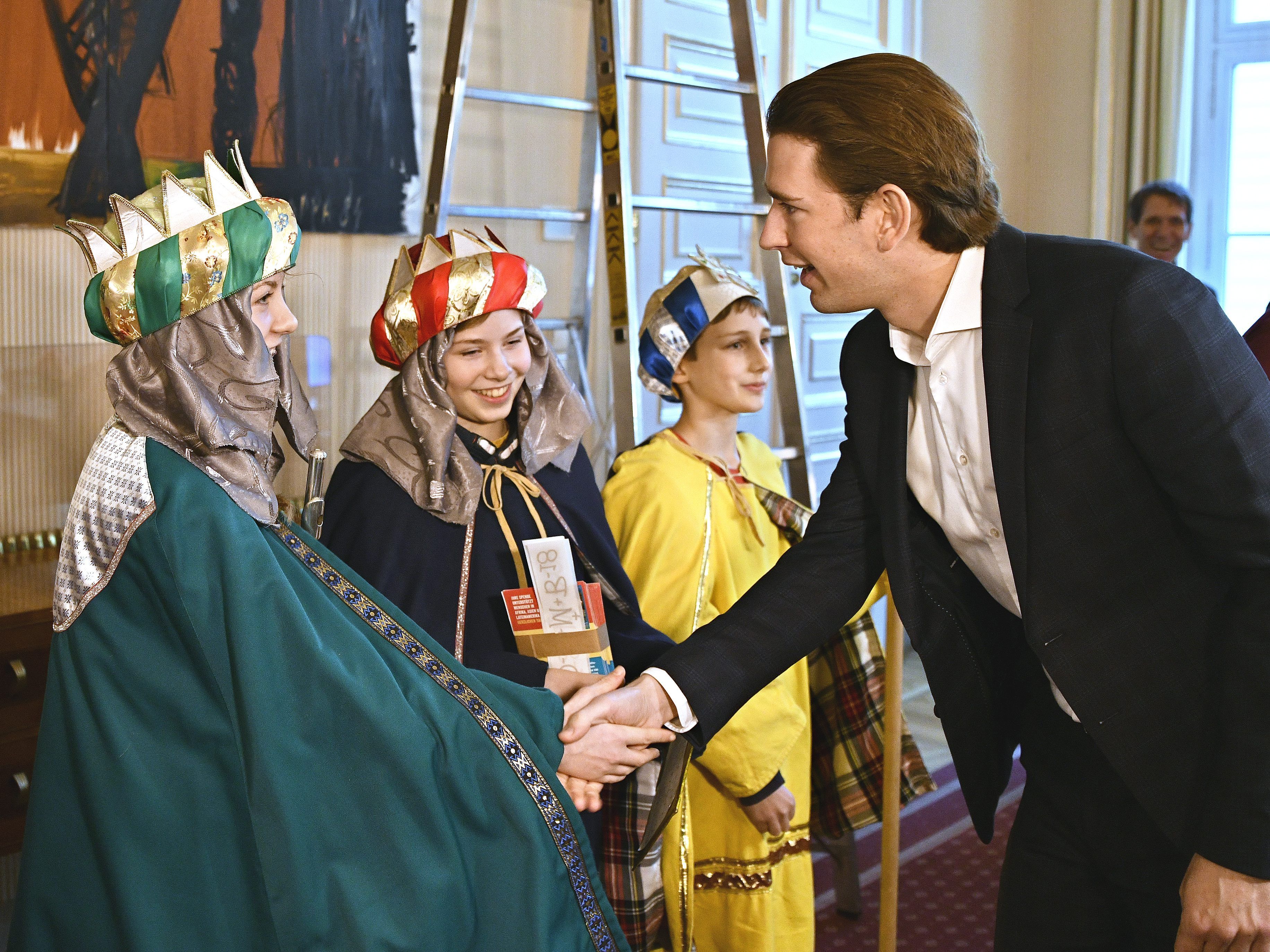 Kurz begrüßte die Sternsinger.