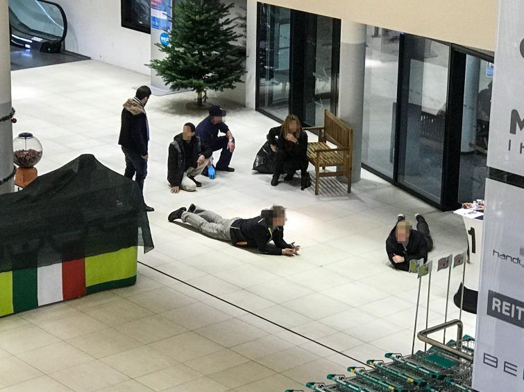 Besucher eines Einkaufszentrums in Innsbruck suchen Deckung. Besucher eines Einkaufszentrums in Innsbruck suchen Deckung.