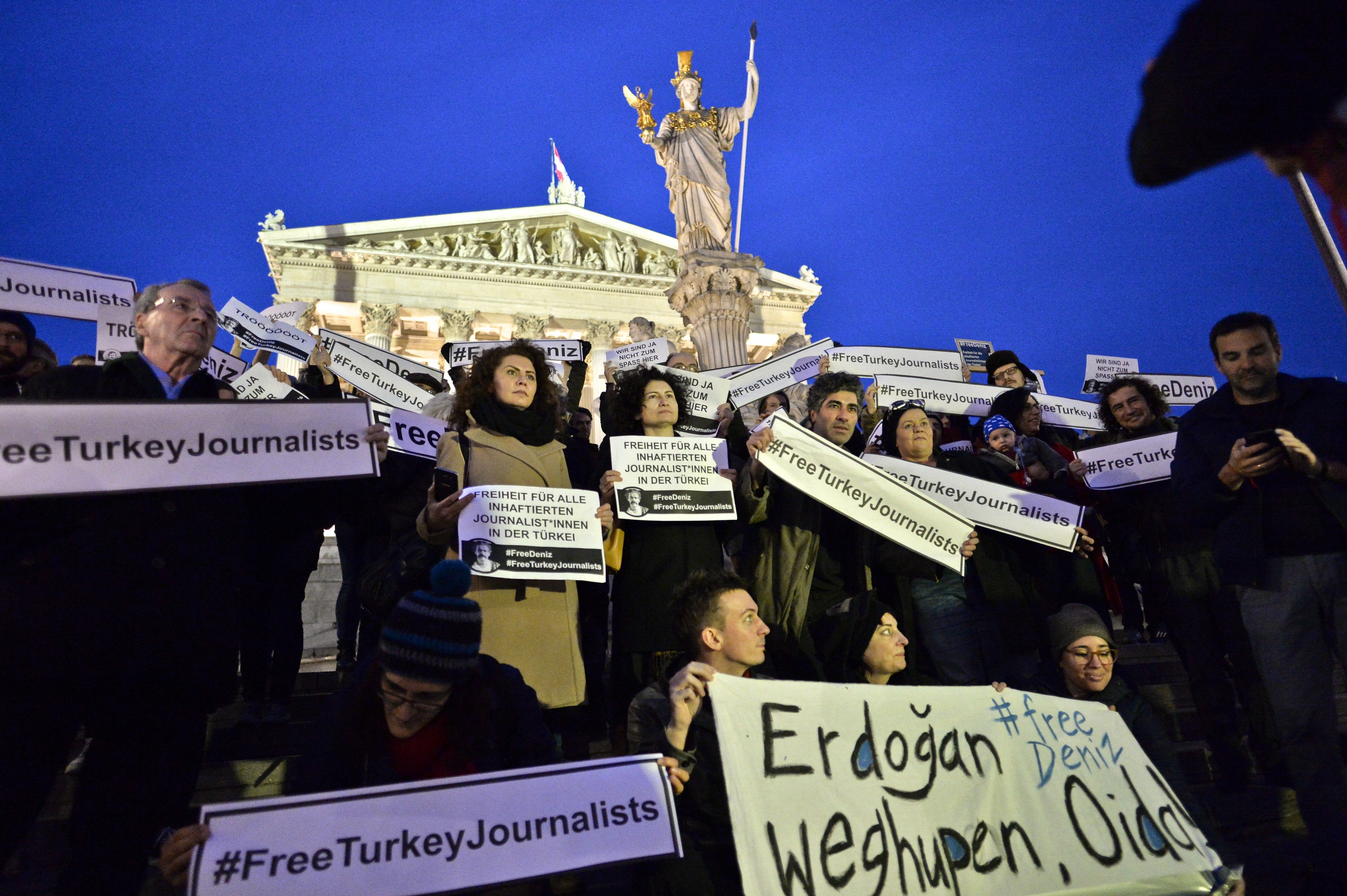 Proteste für die Freilassung von Deniz Yücel.