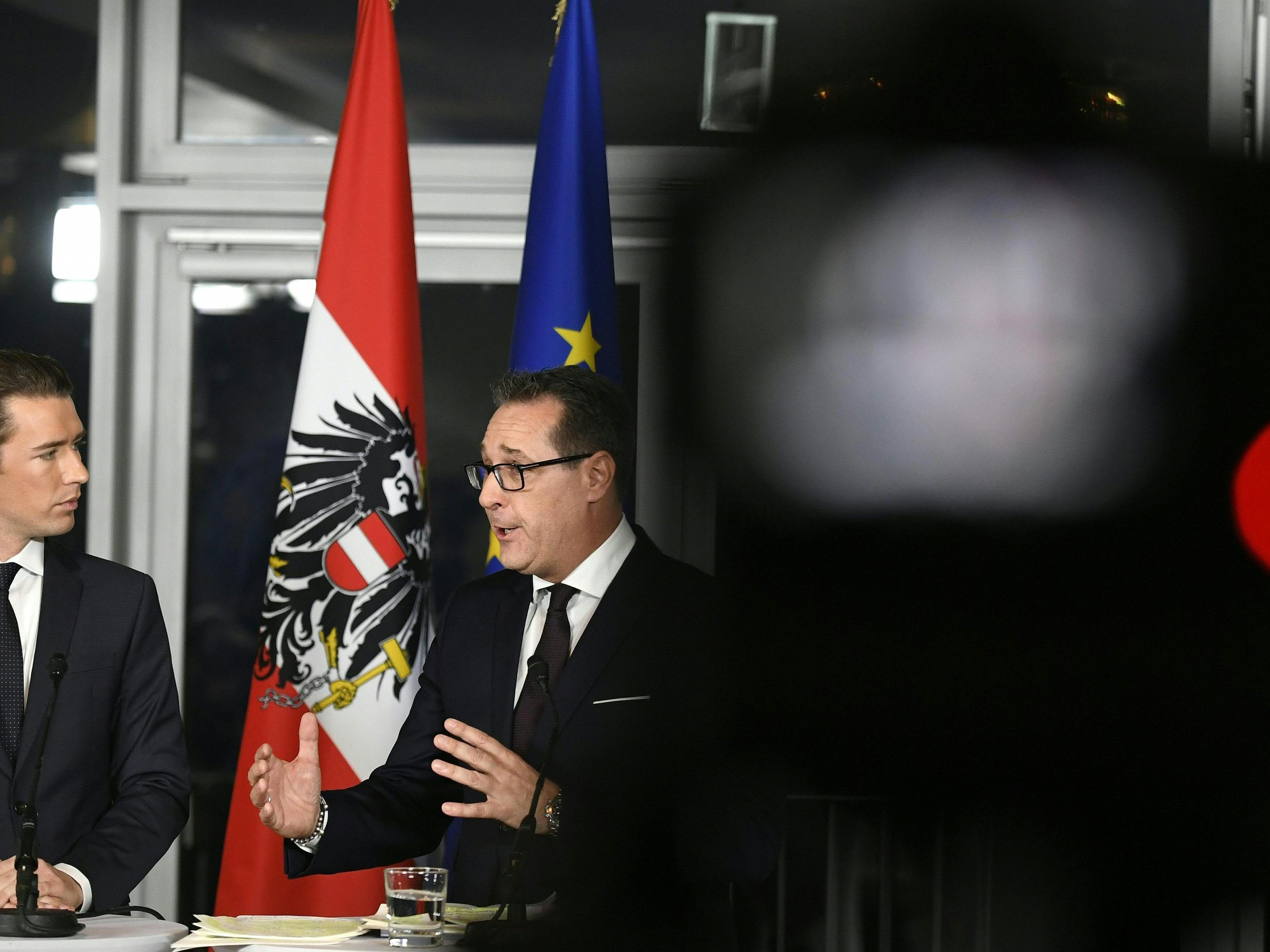 -blaues Regierungsabkommen für die Jahre 2017 bis 2022 umfasst 183 Seiten. -blaues Regierungsabkommen für die Jahre 2017 bis 2022 umfasst 183 Seiten.