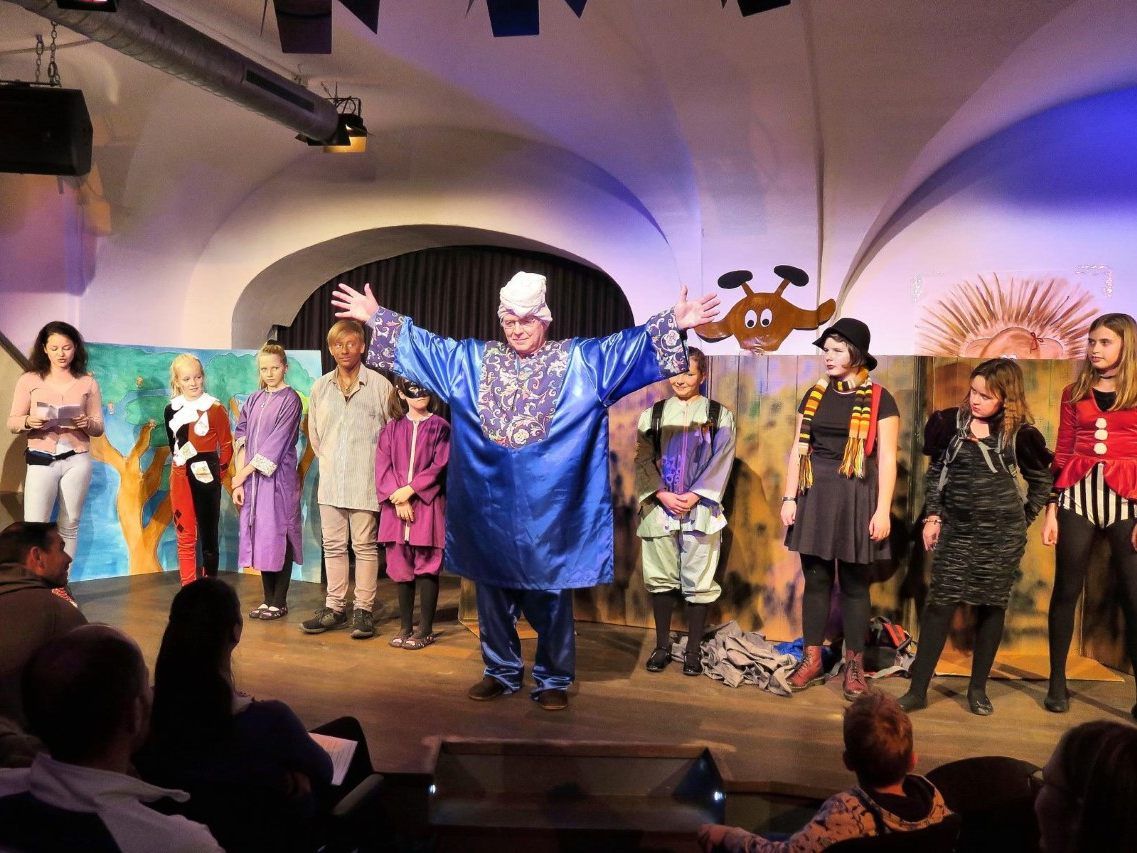 Die TheaterKinder über Geld, Gier und Hilfsbereitschaft. Die TheaterKinder über Geld, Gier und Hilfsbereitschaft.