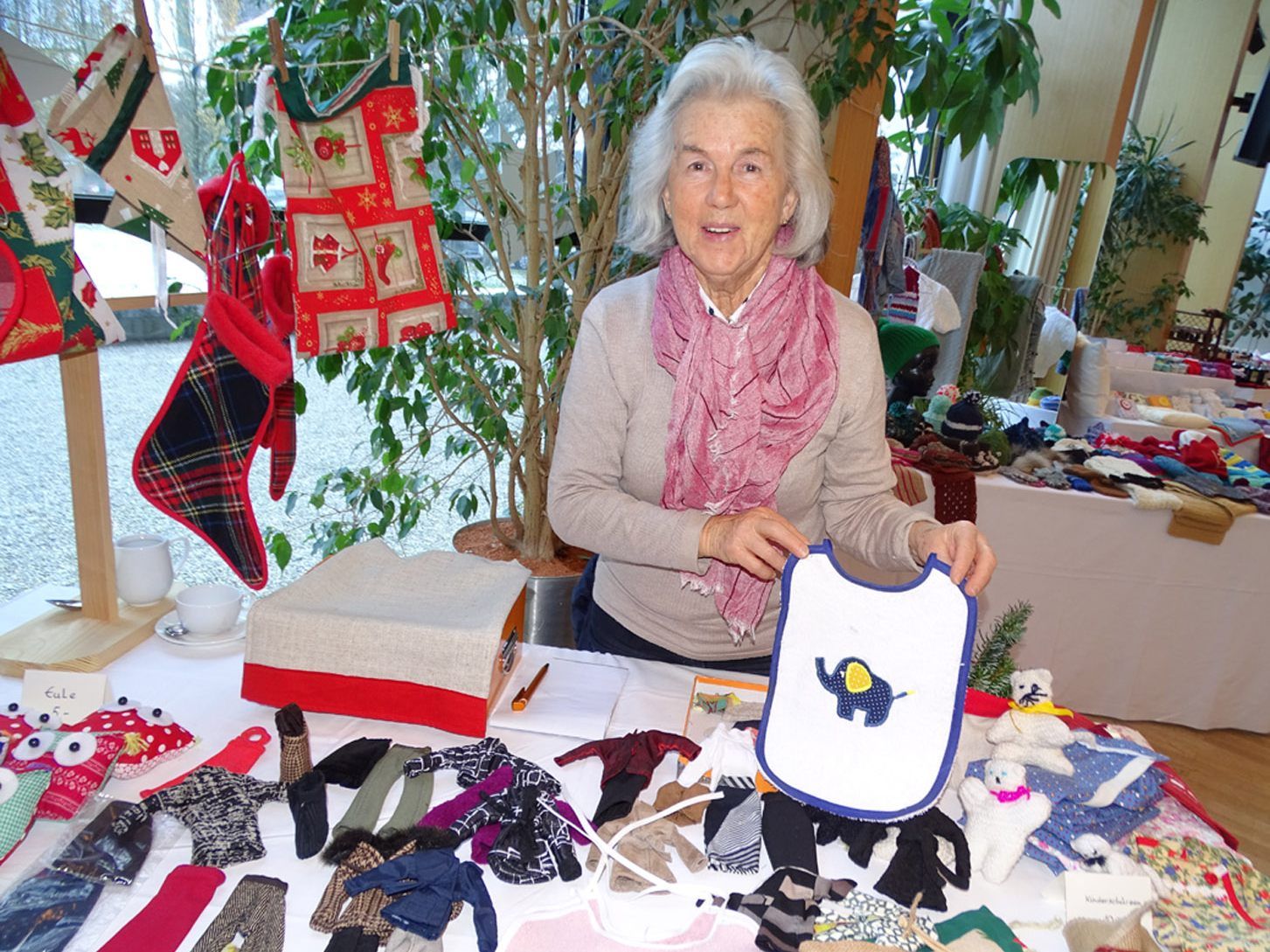 Rund 25 Frauen stricken und nähen für den Basar des Missionskreises St. Karl.