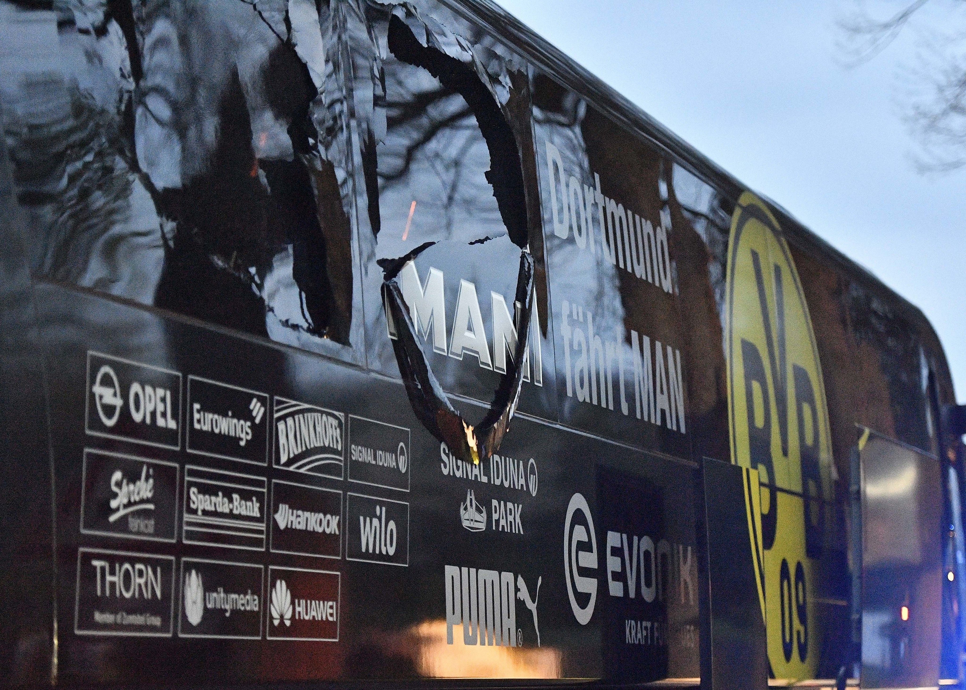 Der Bus von Borussia Dortmund nach dem Anschlag. Der Bus von Borussia Dortmund nach dem Anschlag.