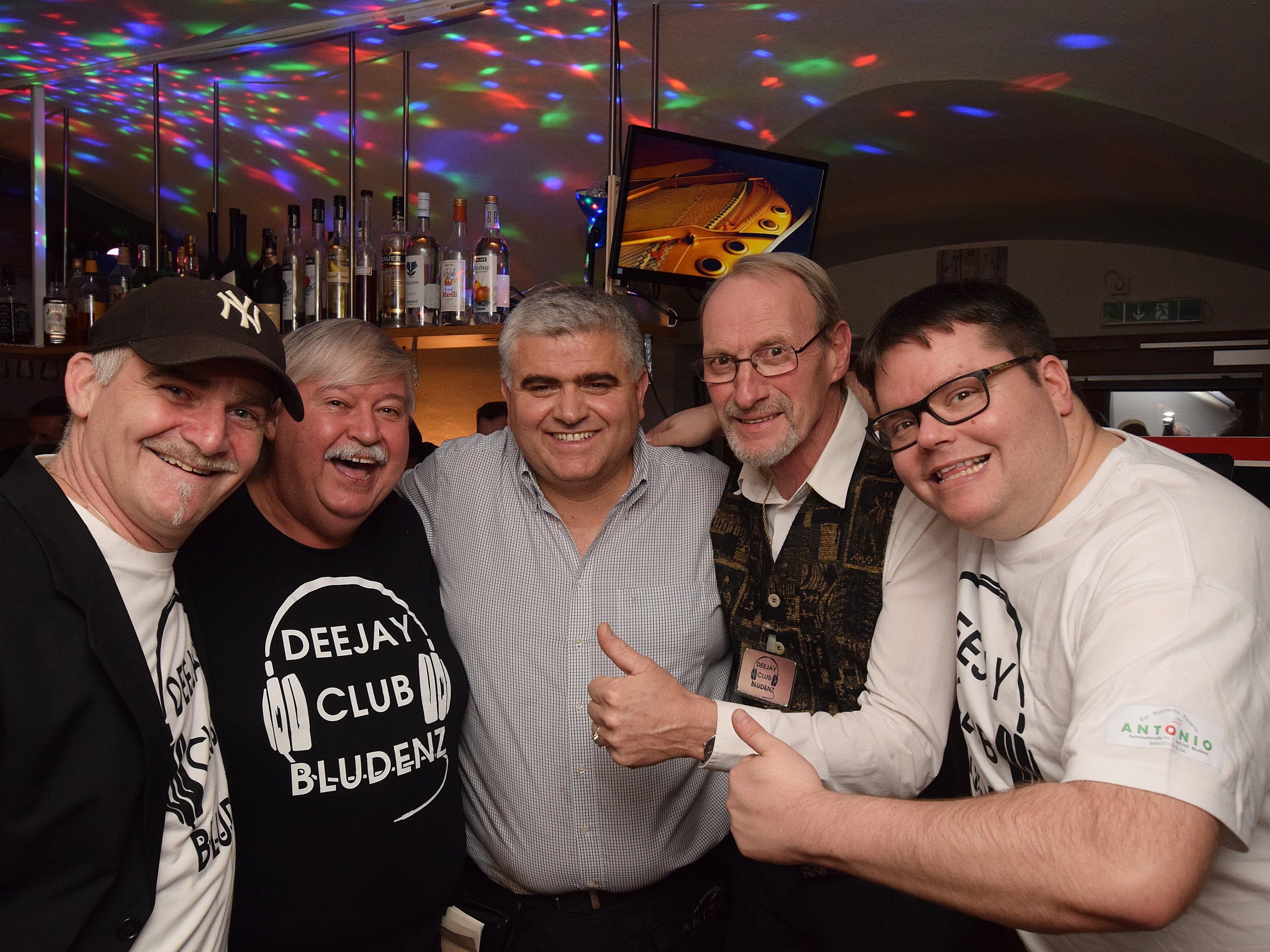 V.l.n.r. Thomas Wimmer und Peter Osti freuten sich mit Pizzeria Chef Antonio sowie Helmut van Bracht und Mathias Brock über die gelungene "Freaky Friday-Show". Nicht am Bild Joachim Falk (DJ Faxe) V.l.n.r. Thomas Wimmer und Peter Osti freuten sich mit Pizzeria Chef Antonio sowie Helmut van Bracht und Mathias Brock über die gelungene "Freaky Friday-Show". Nicht am Bild Joachim Falk (DJ Faxe)