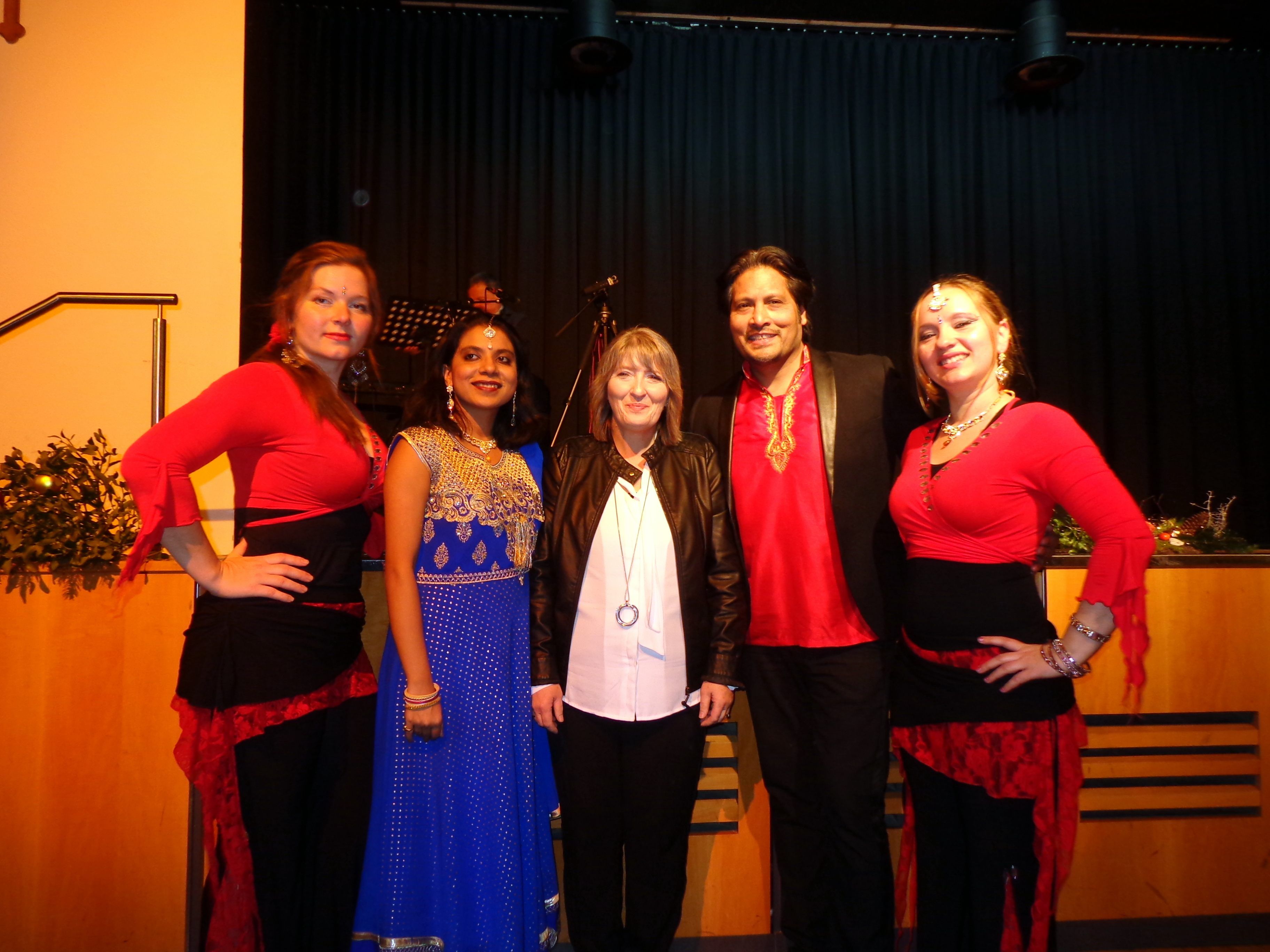 Buchautorin Claudia Strobl mit dem Bombay  Dance Club