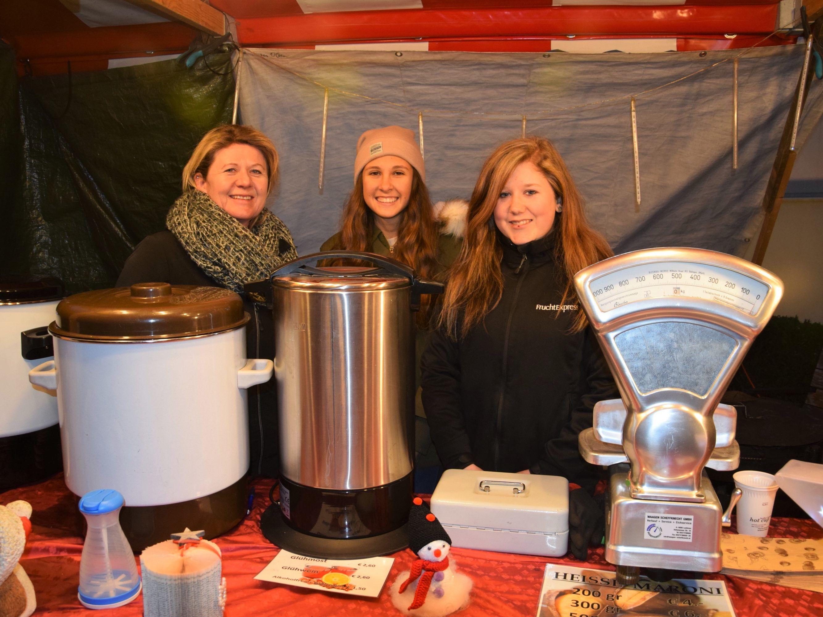 v.l. Claudia, Tamara und Janine verwöhnten die Marktbesucher mit heißen Maroni v.l. Claudia, Tamara und Janine verwöhnten die Marktbesucher mit heißen Maroni