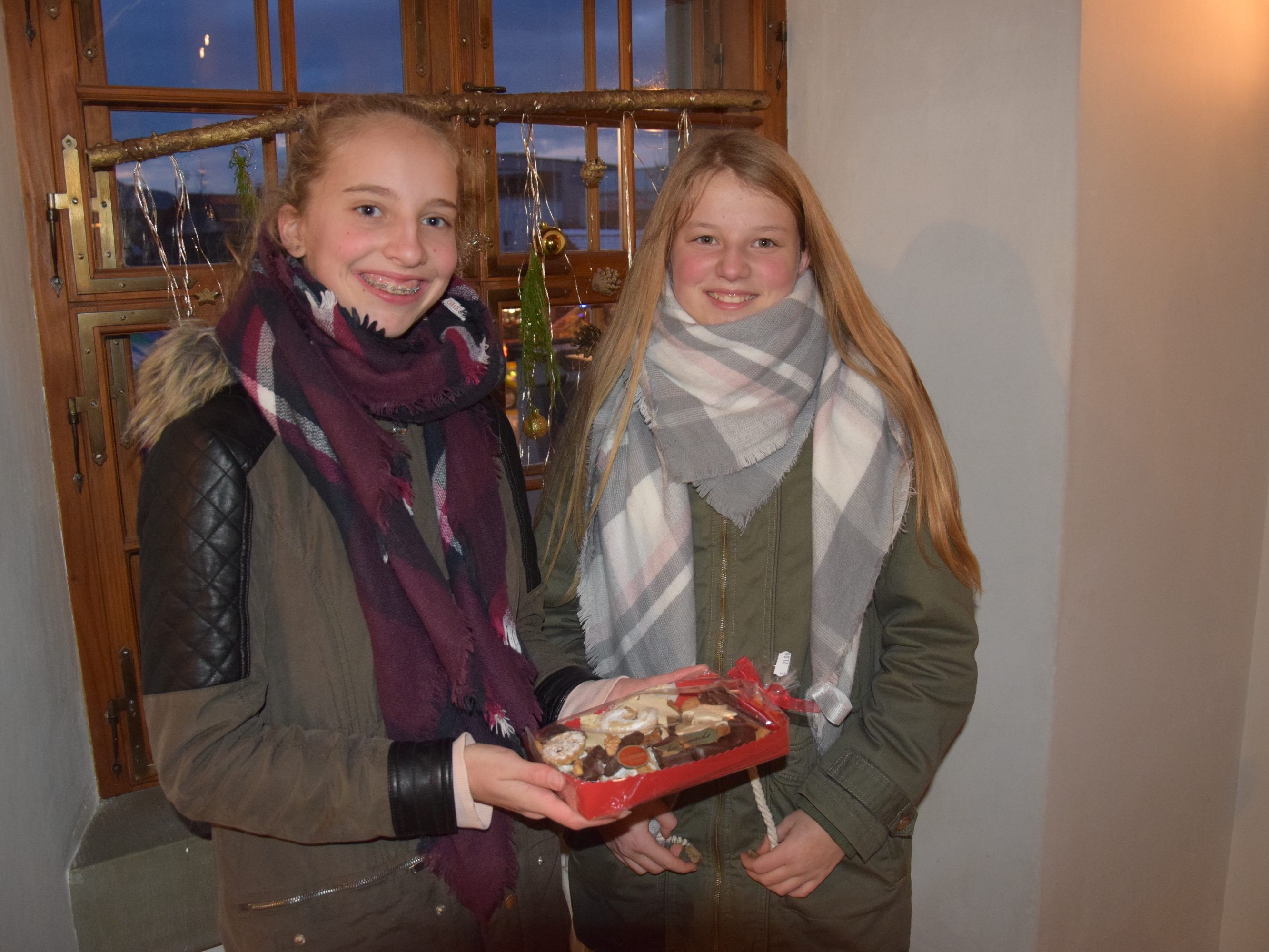 Mirjam und Leah gesellten sich unter die Weihnachtsmarktbesucher und deckten sich mit Weihnachtskeksen ein