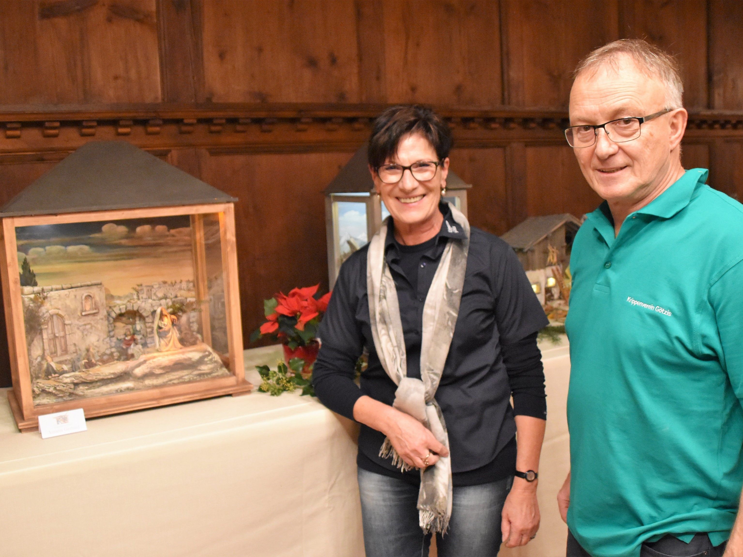 Gertraud Amann und Willi Pröll vor einer Fastenkrippe Gertraud Amann und Willi Pröll vor einer Fastenkrippe