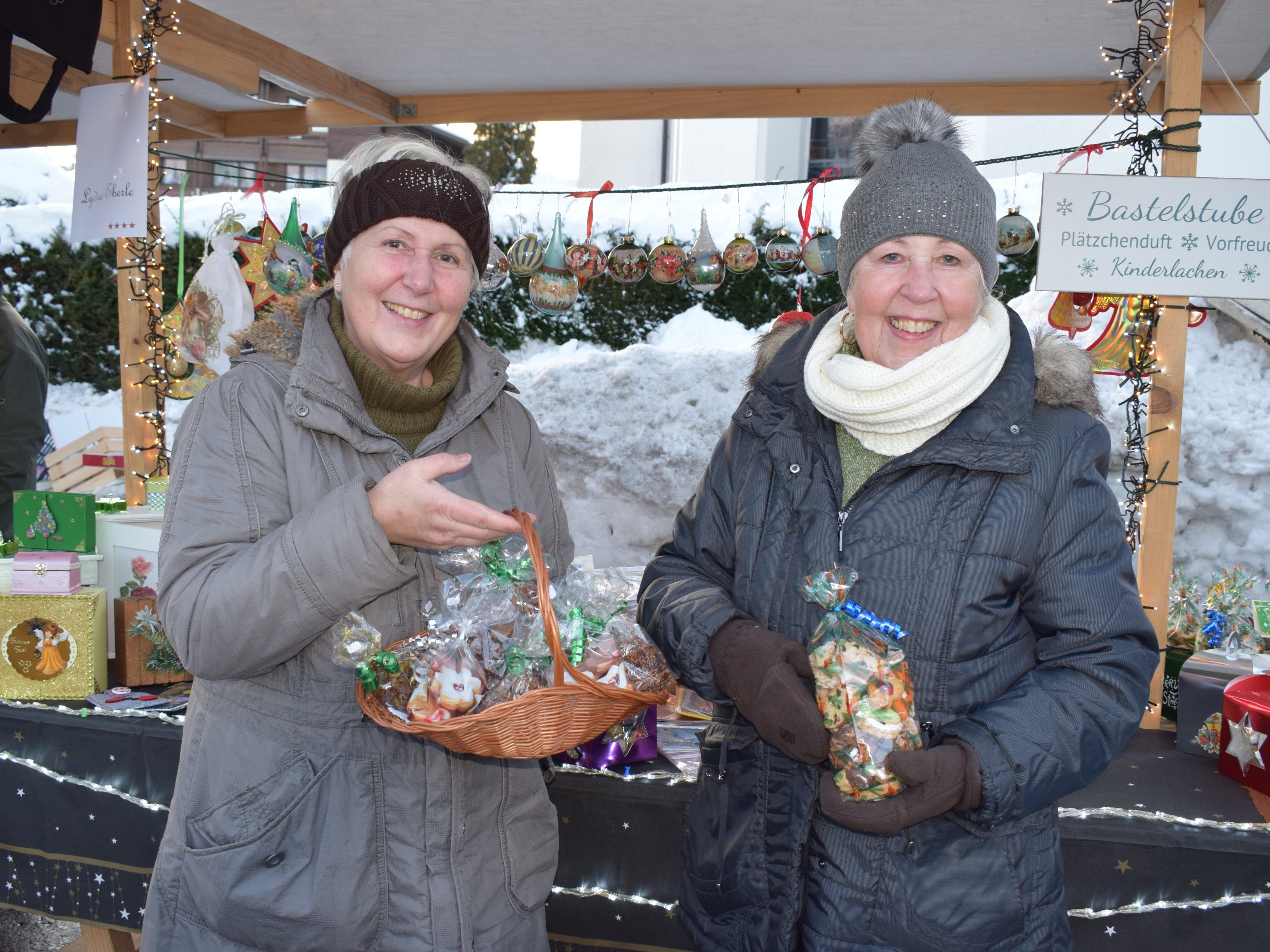 Lydia und Gitti Eberle verkauften beim Adventmarkt Selbstgemachtes.