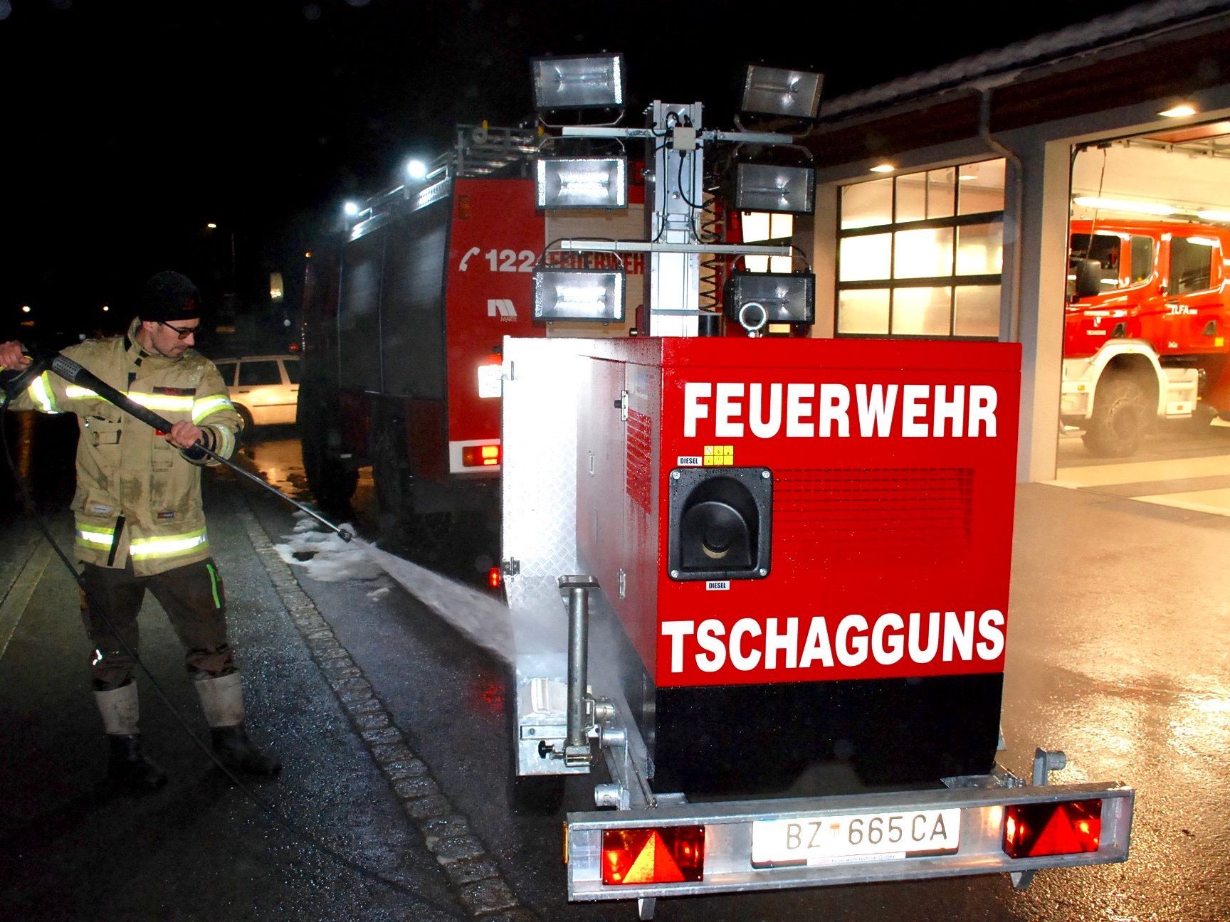 Nach dem siebenstündigen Brandeinsatz musste die Lichtanlage gereinigt werden.