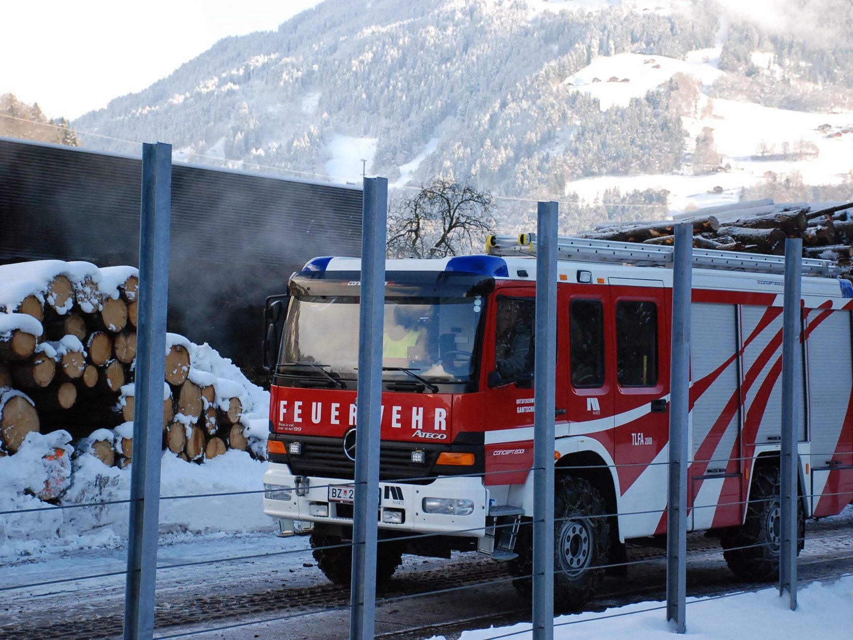 Ein Fahrzeug der Ortsfeuerwehr Gantschier verlässt das Gelände der Naturwärme Montafon