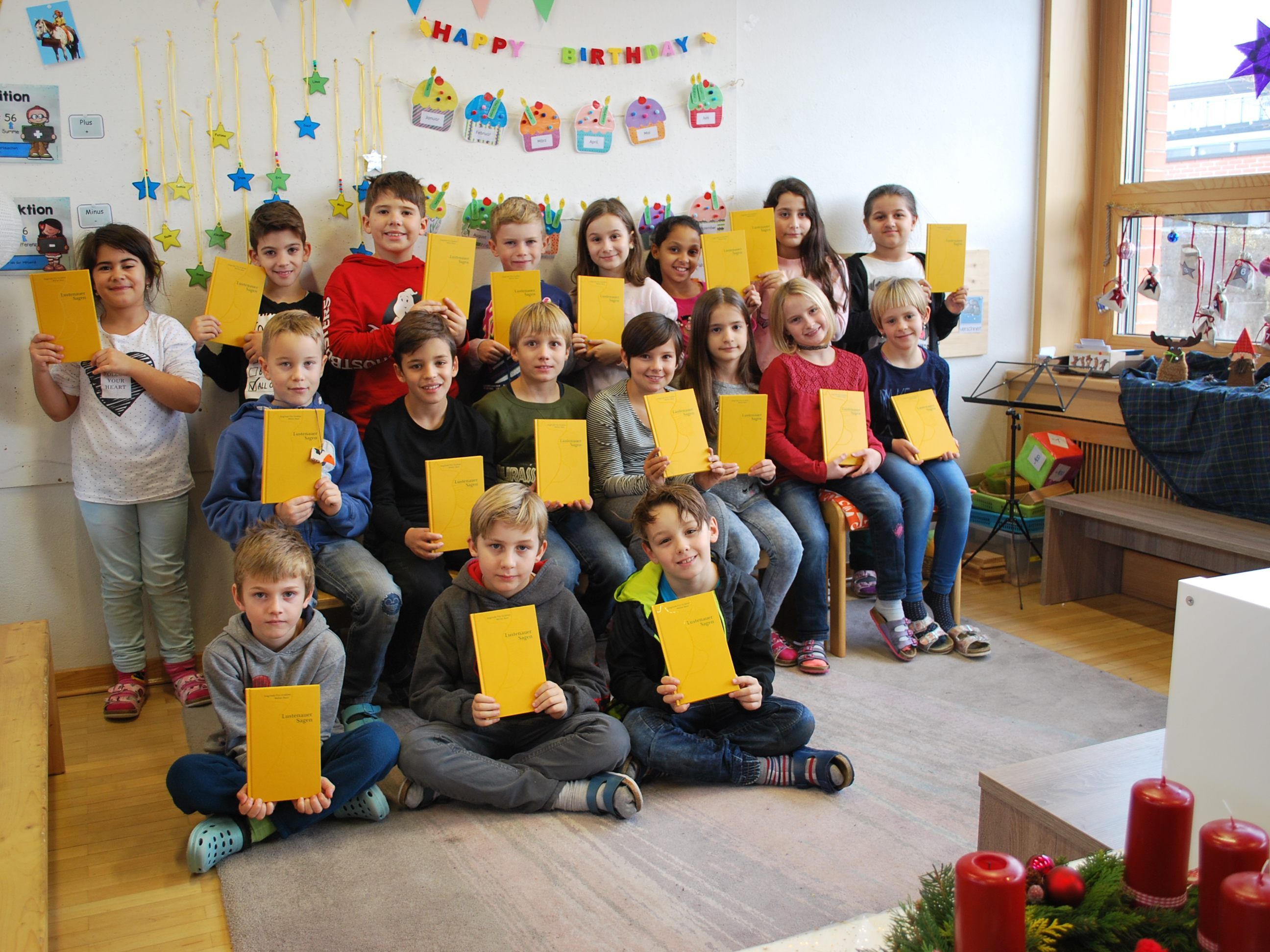 Die Schüler der 3a-Klasse der Volksschule Hasenfeld finden die Lustenauer Sagen total spannend.