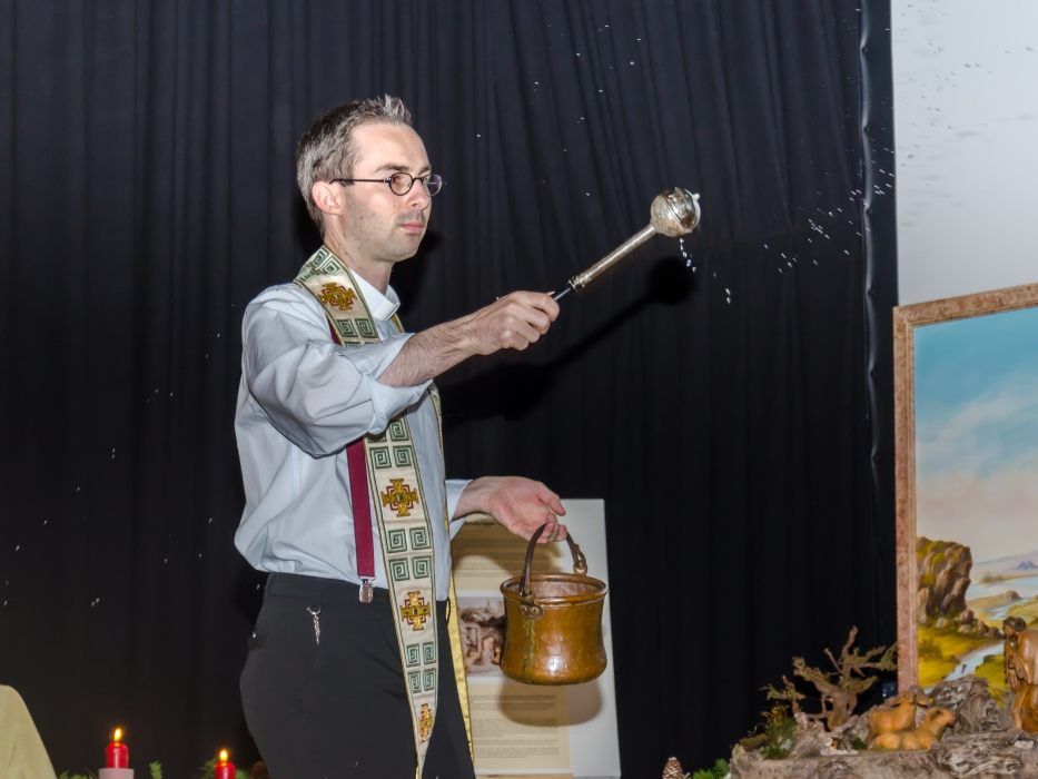 Pfarrer Lukas Bonner segnete gerne alle Kunstwerke an diesem Nachmittag.