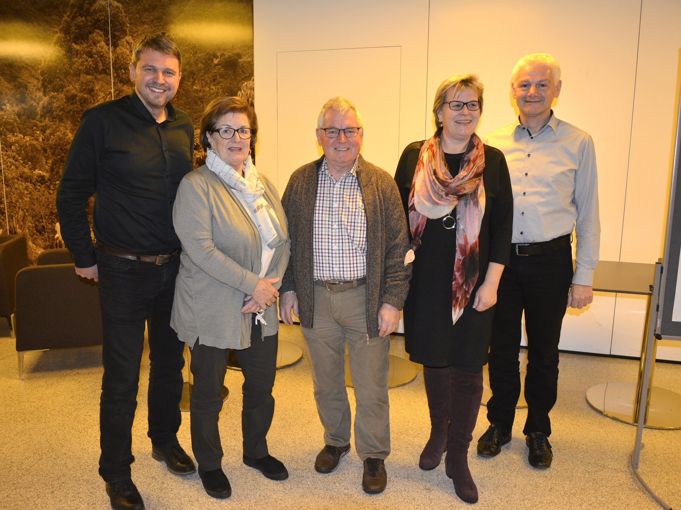 Bgm. Kurt Fischer, Maura Pozzera (Stv.) und Obmann Helmut Hagen, GR Susanne Andexlinger und Markus Rusch (Sozialamt) bei der Danke-Feier.