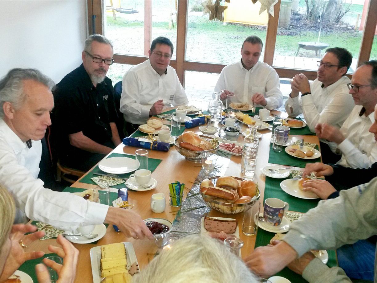Die Tischler von Faktor8 beim Adventkaffee in der Auffanggruppe des Vorarlberger Kinderdorfs. Die Tischler von Faktor8 beim Adventkaffee in der Auffanggruppe des Vorarlberger Kinderdorfs.