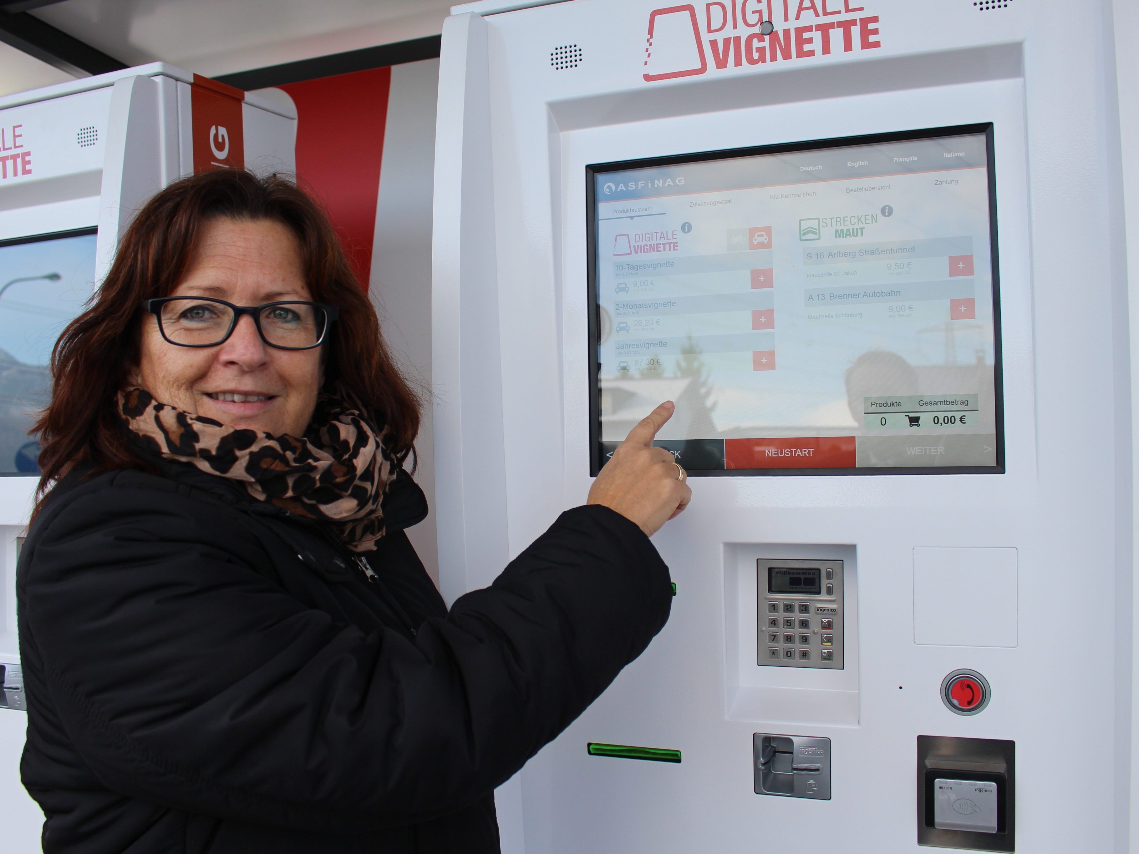 Gabriele Lutter demonstriert die neuen Verkaufsautomaten der ASFINAG. Gabriele Lutter demonstriert die neuen Verkaufsautomaten der ASFINAG.