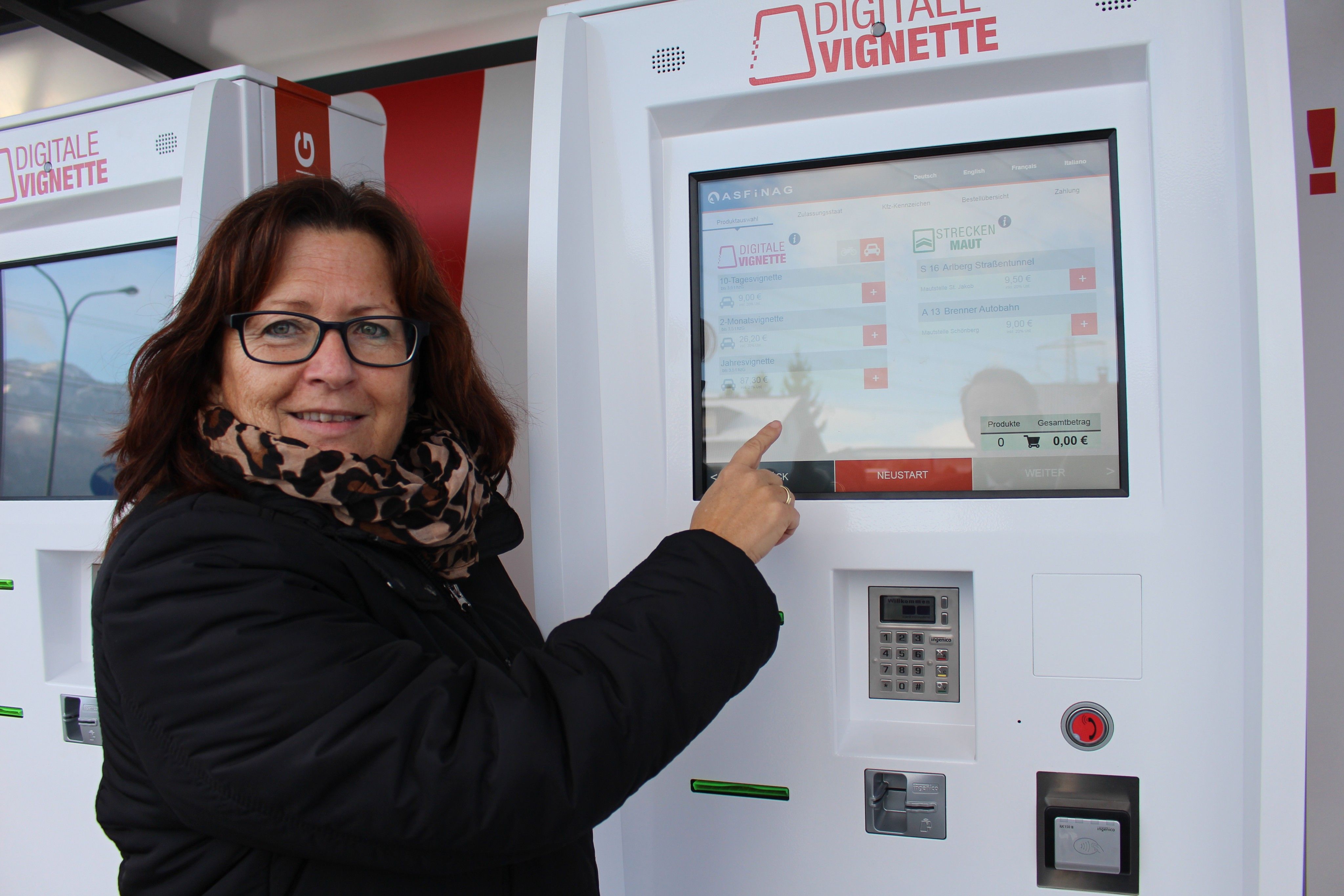 Gabriele Lutter demonstriert die neuen Verkaufsautomaten der ASFINAG. Gabriele Lutter demonstriert die neuen Verkaufsautomaten der ASFINAG.
