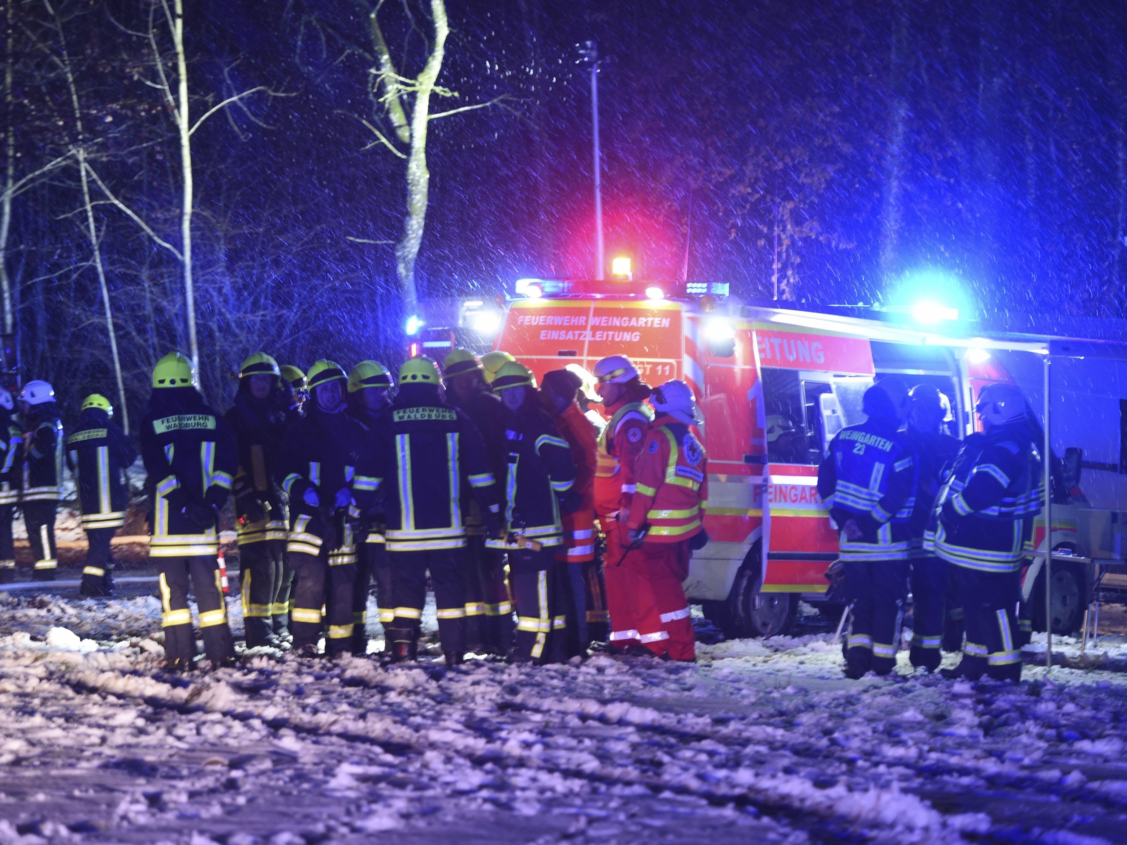 Kurz vor dem Ziel stürzt das Flugzeug in einem Waldgebiet ab.