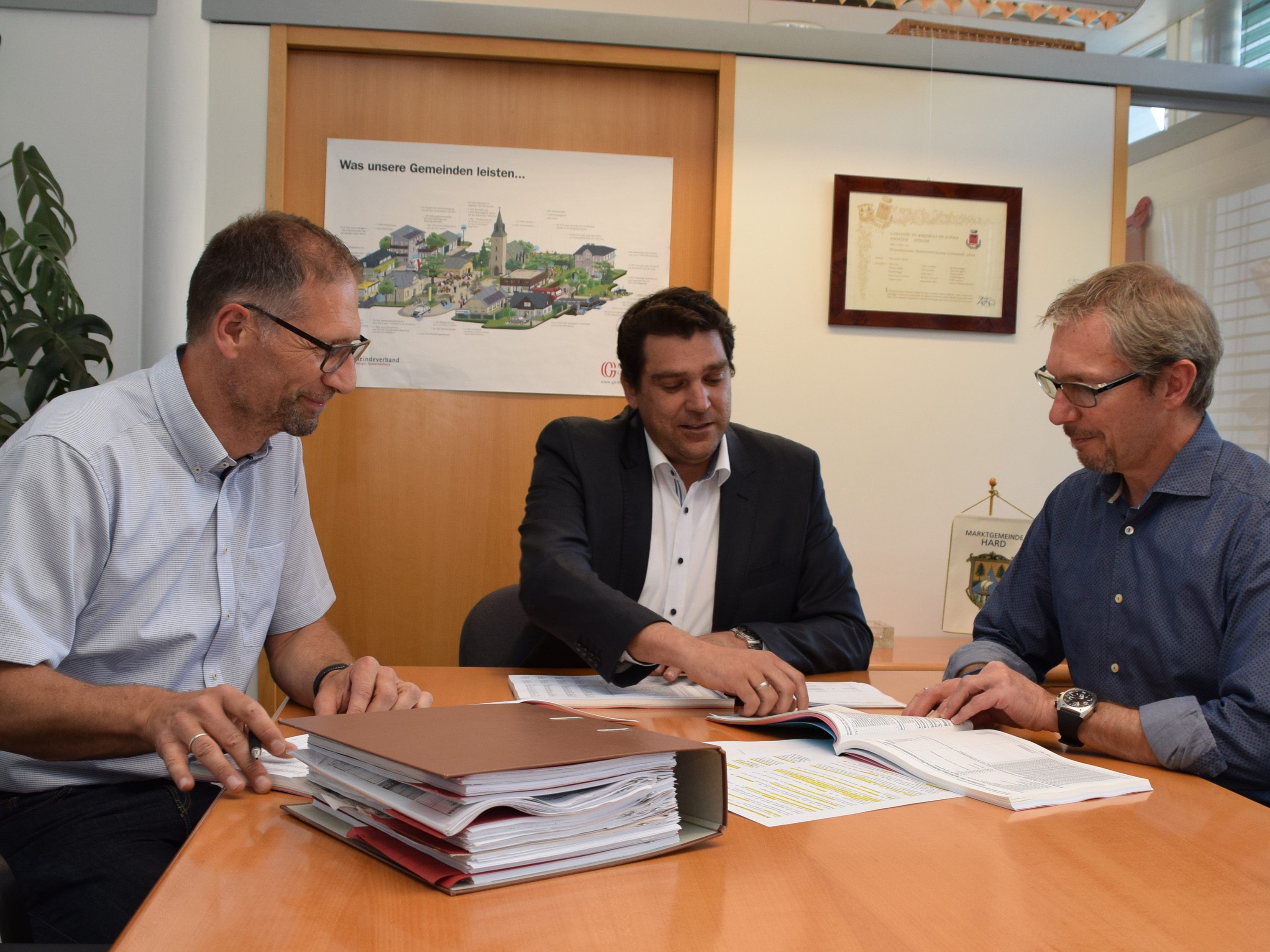 (v.l.) Finanzleiter Markus Lerchenmüller, Bgm. Harald Köhlmeier und Finanzreferent Franz Bereuter. (v.l.) Finanzleiter Markus Lerchenmüller, Bgm. Harald Köhlmeier und Finanzreferent Franz Bereuter.