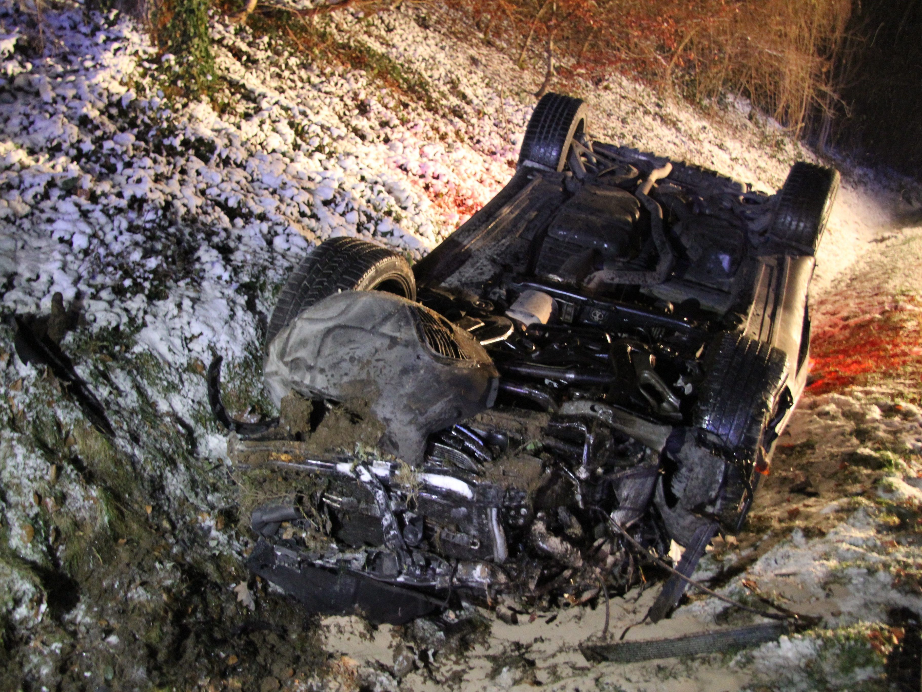 Beide Insassen wurden bei dem Unfall verletzt. Beide Insassen wurden bei dem Unfall verletzt.
