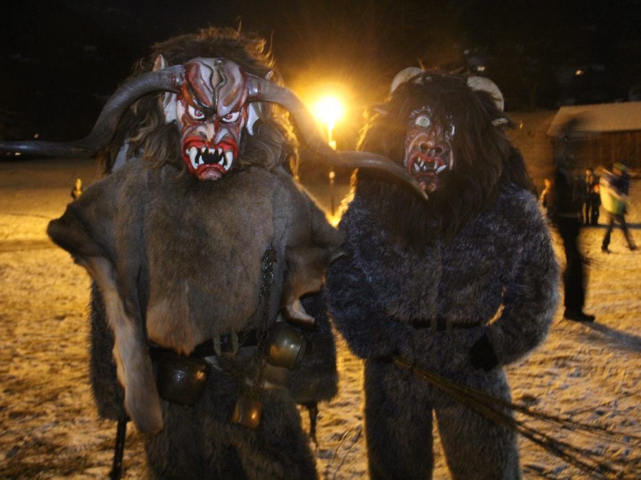 Wilde Gesellen tauchten beim Krampustreiben in der Tschaggunser Au auf. Wilde Gesellen tauchten beim Krampustreiben in der Tschaggunser Au auf.